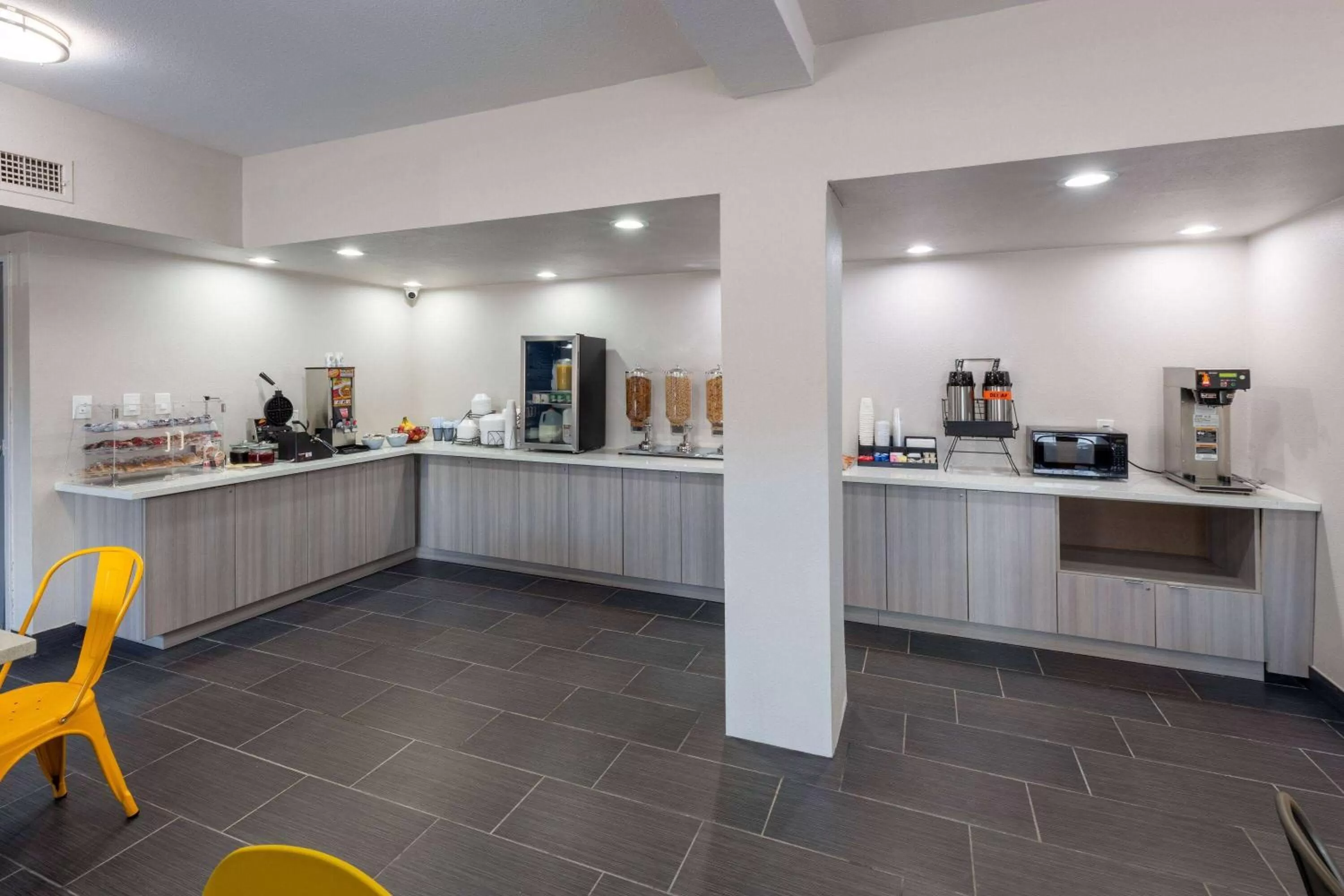 Breakfast in Microtel Inn & Suites by Wyndham Bossier City