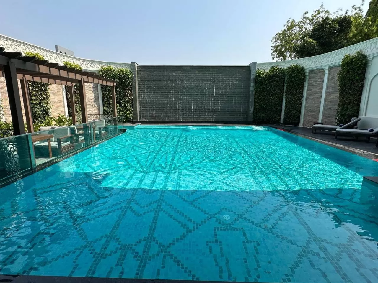 Swimming pool in Radisson Blu Hotel & Suites GRT Chennai