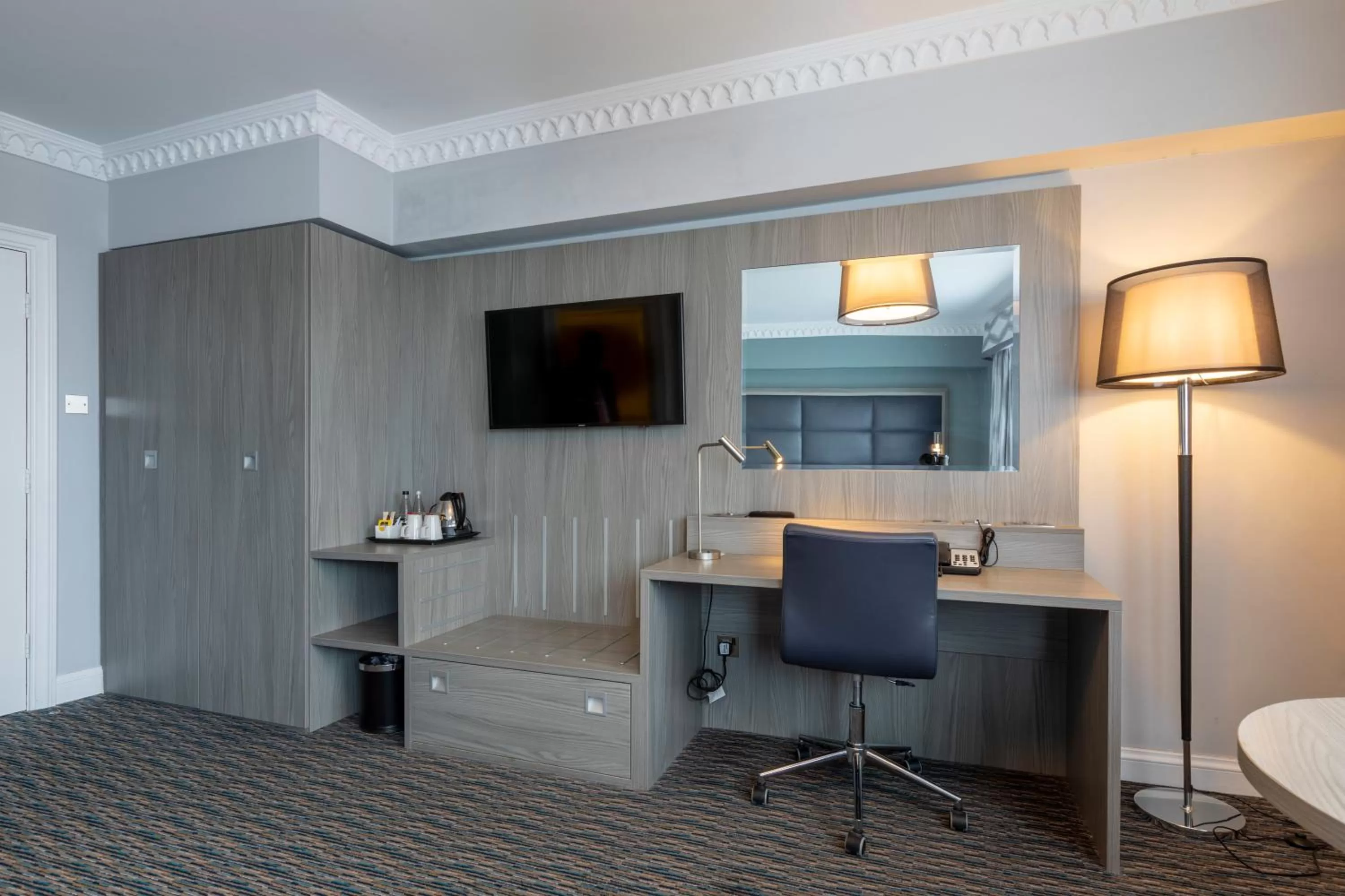 Coffee/tea facilities, TV/Entertainment Center in Birmingham Strathallan Hotel, BW Signature Collection