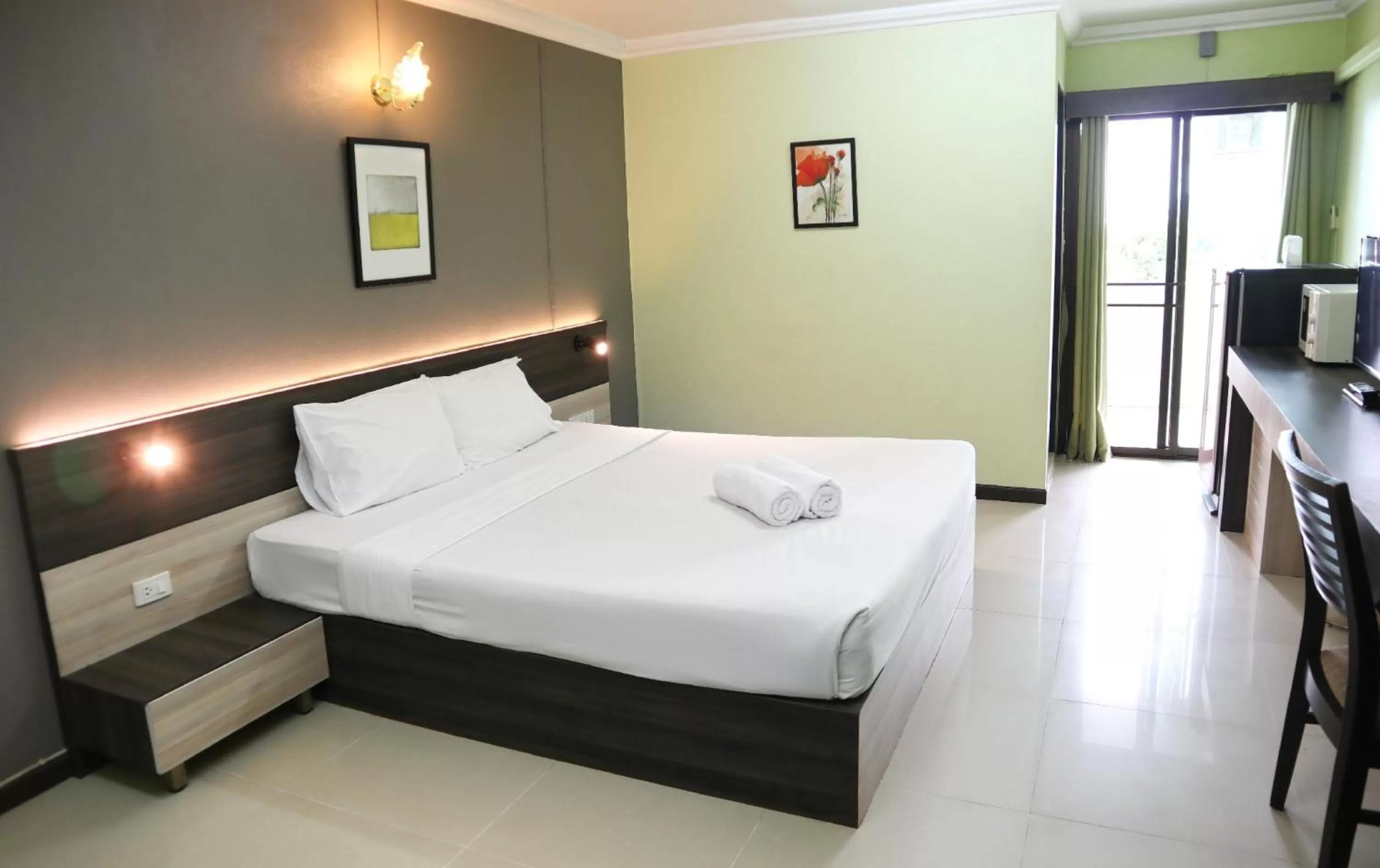 Bedroom, Bed in Smith Residence