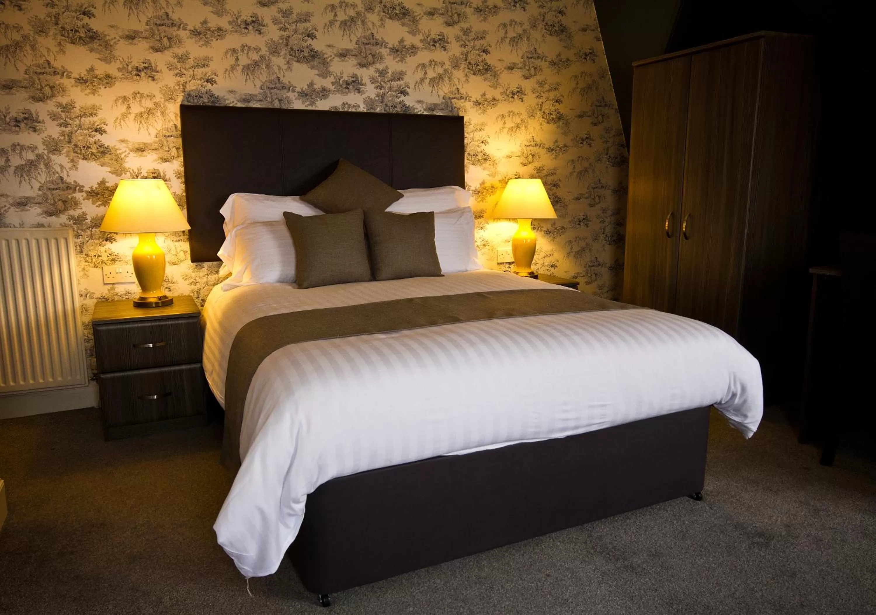 Bedroom, Bed in Dunmuir Hotel