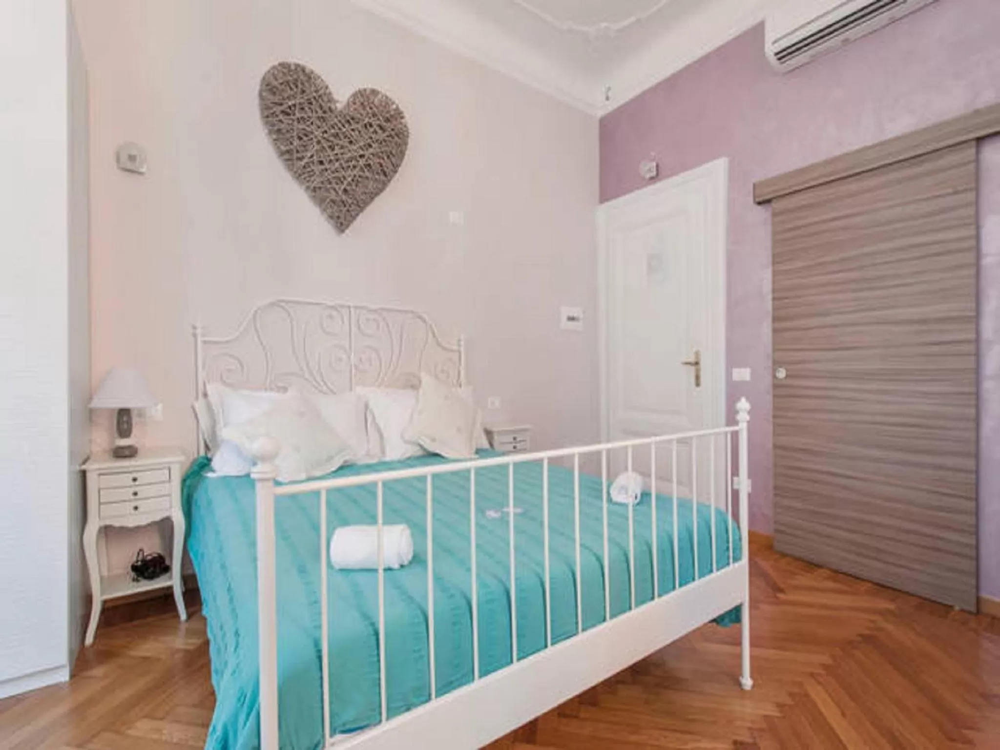 Decorative detail, Bed in Sesto Suites Central