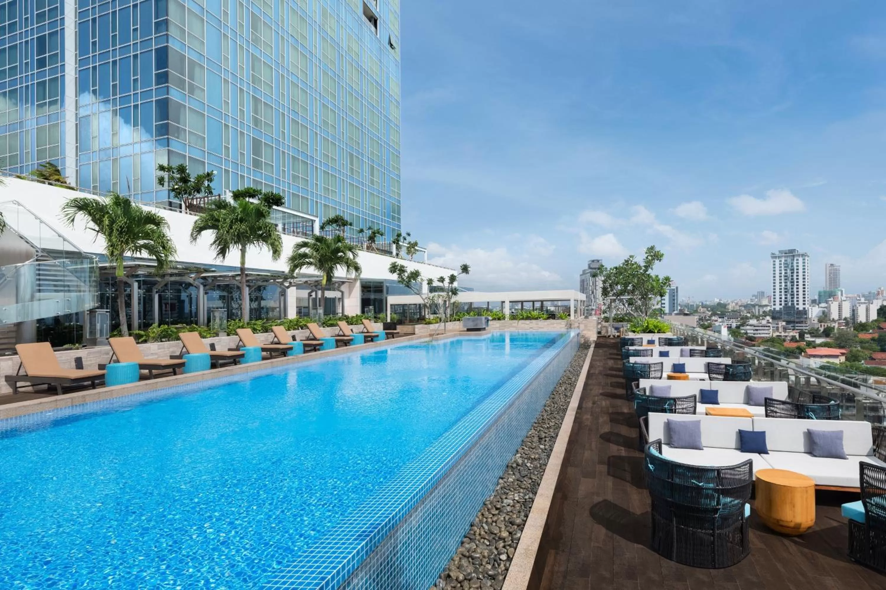 Swimming pool in Courtyard by Marriott Colombo
