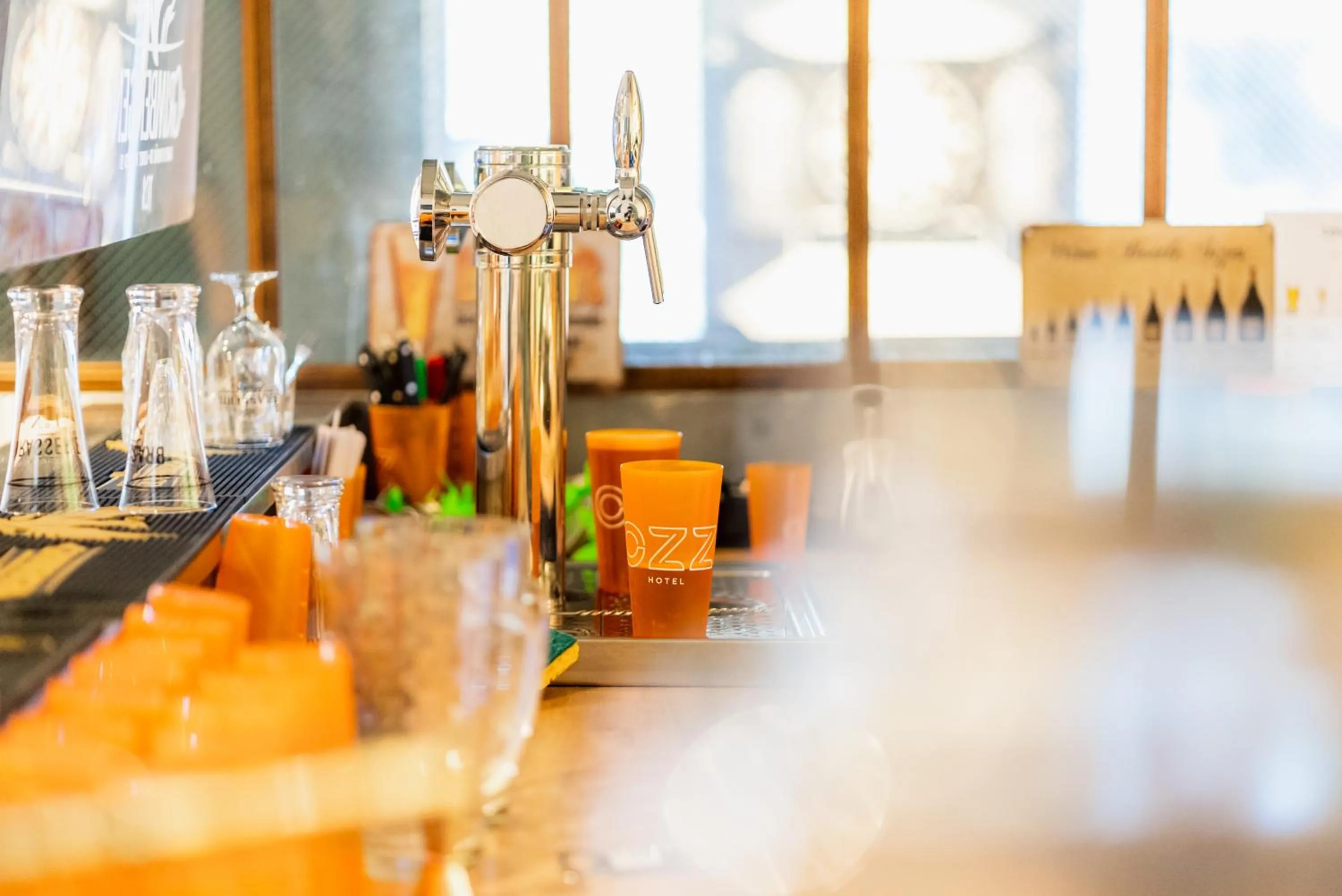 Lounge or bar, Restaurant/Places to Eat in Hôtel Ozz by Happyculture