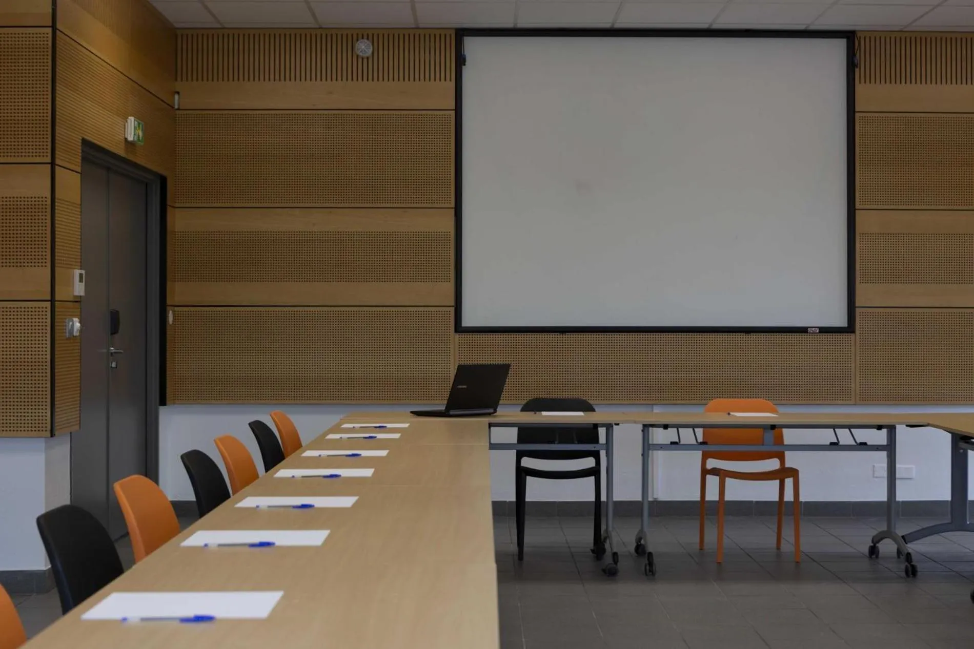 Meeting/conference room in ibis Styles Vierzon