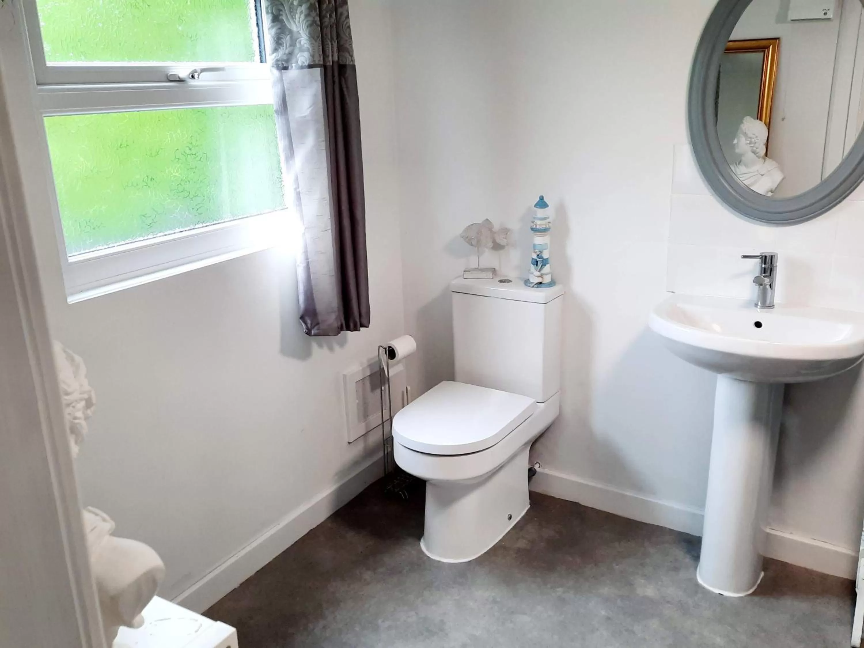 Toilet, Bathroom in The Wood Cottage