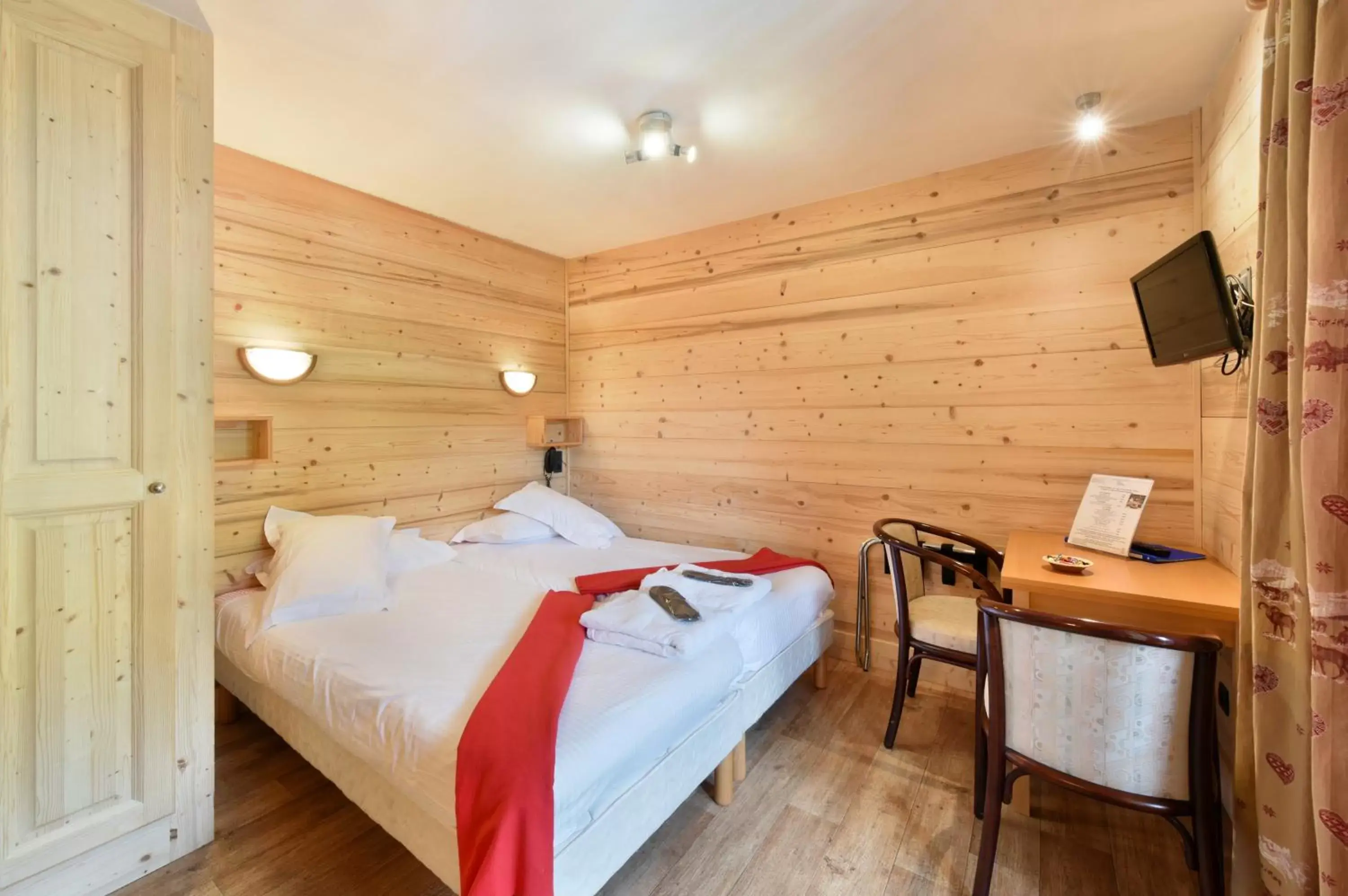 Budget Studio (2 Adults) in Loc'Hotel Alpen Sports Budget Studio (2 Adults) in Loc'Hotel Alpen Sports