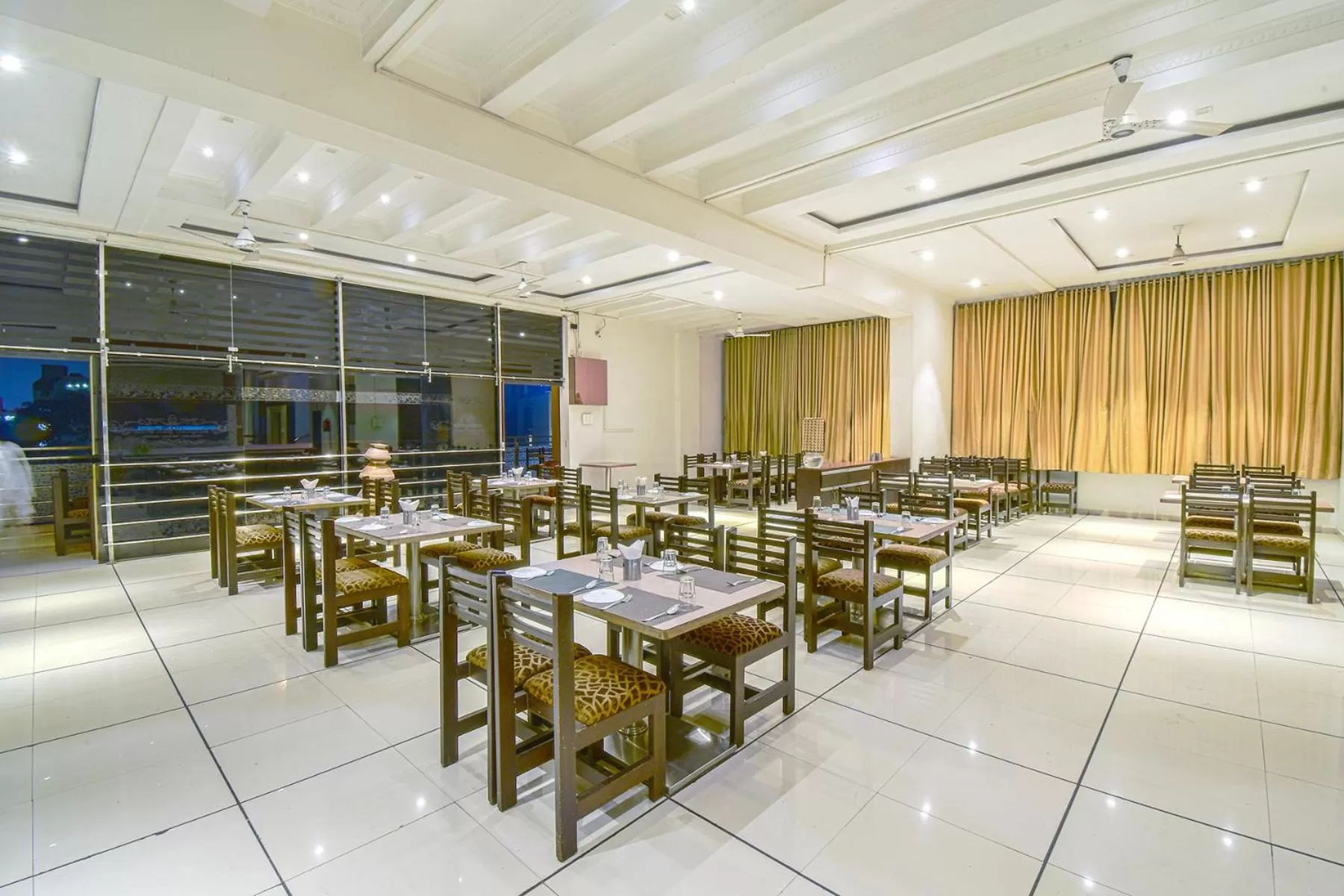 Restaurant/places to eat in Hotel Radiant Kolhapur