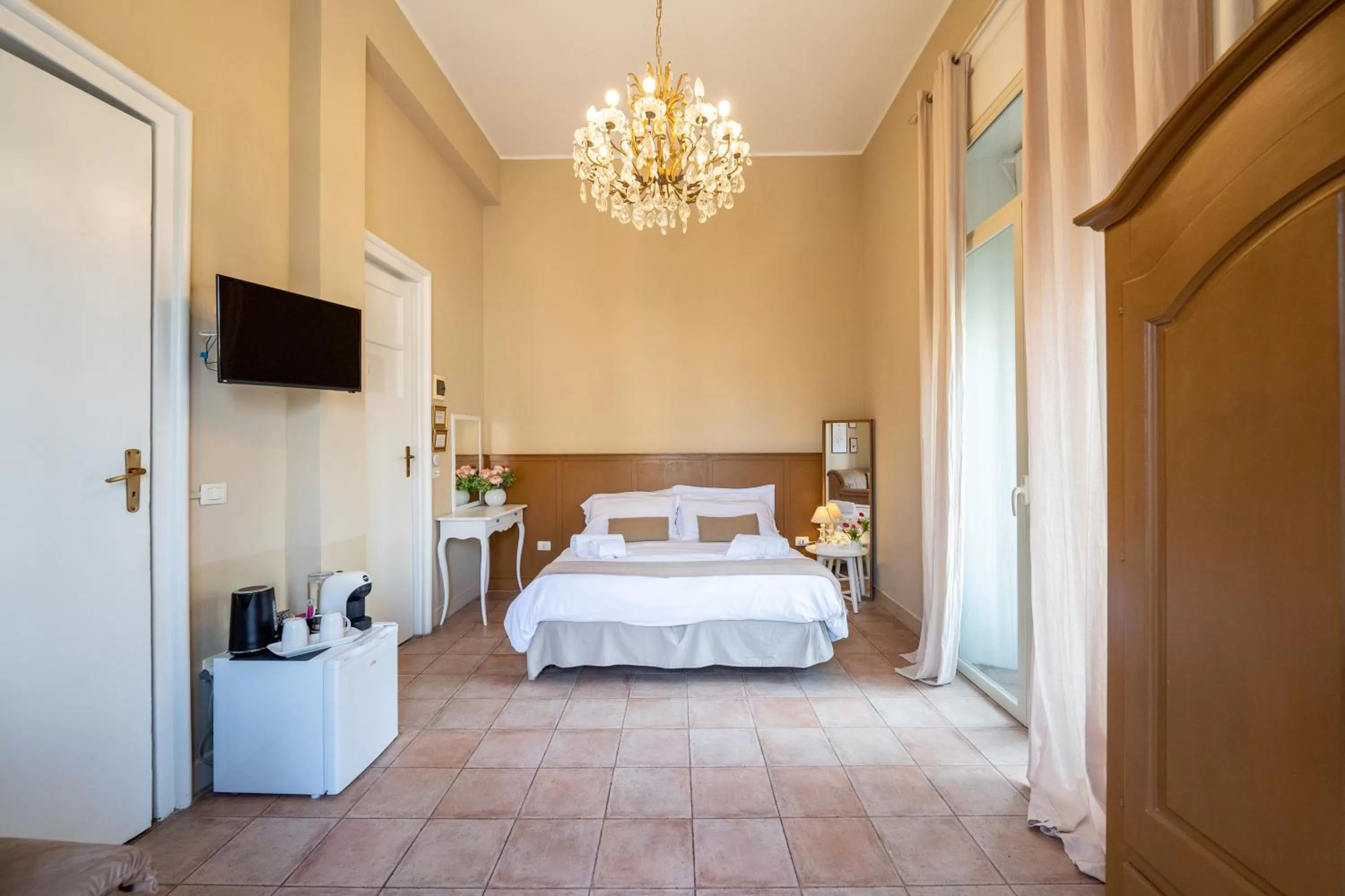 Photo of the whole room, Bed in Joy's Bnb Ortigia