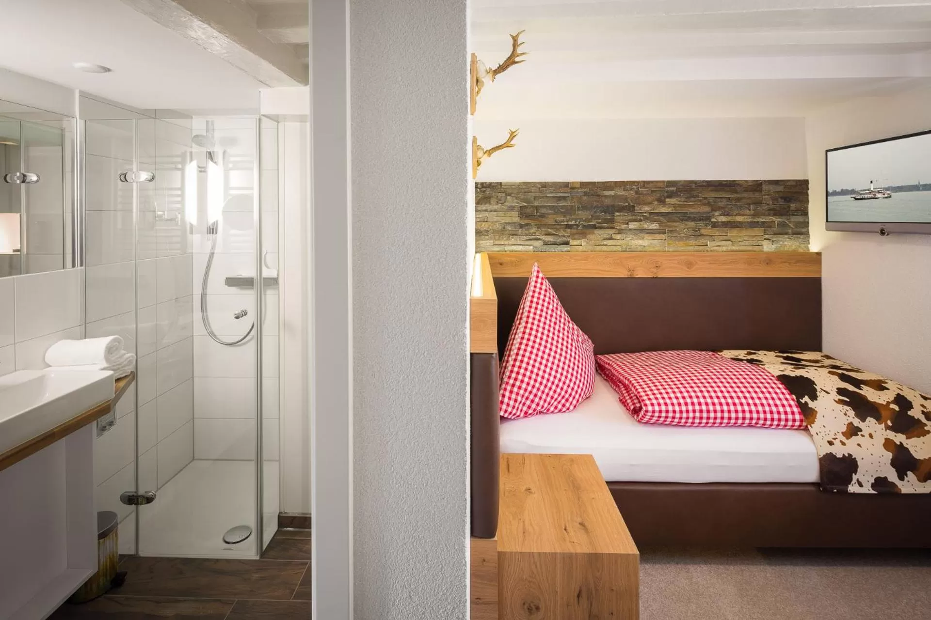 Shower, Bed in Hotel Alte Schule