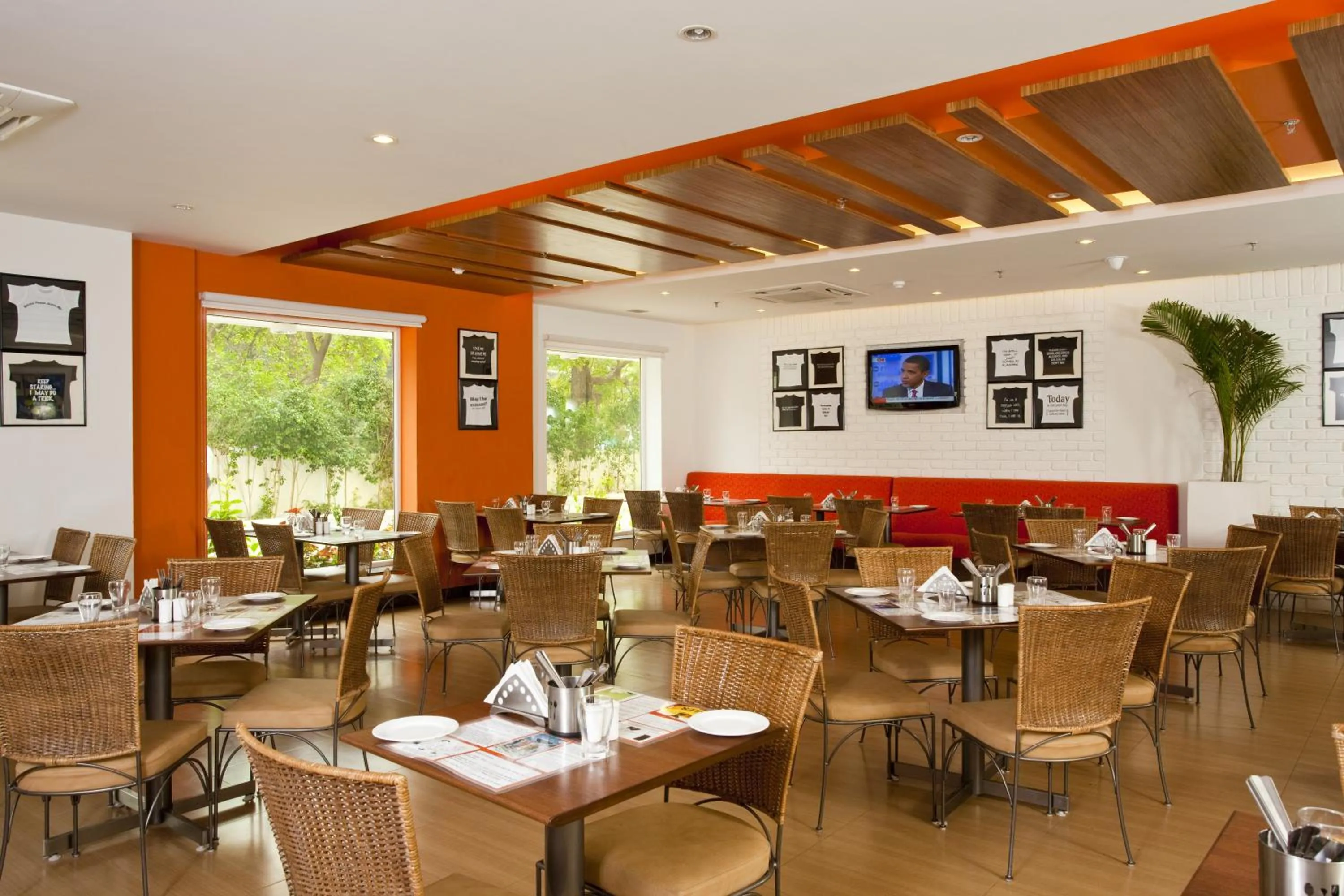 Restaurant/places to eat in Lemon Tree Hotel, Udyog Vihar, Gurugram