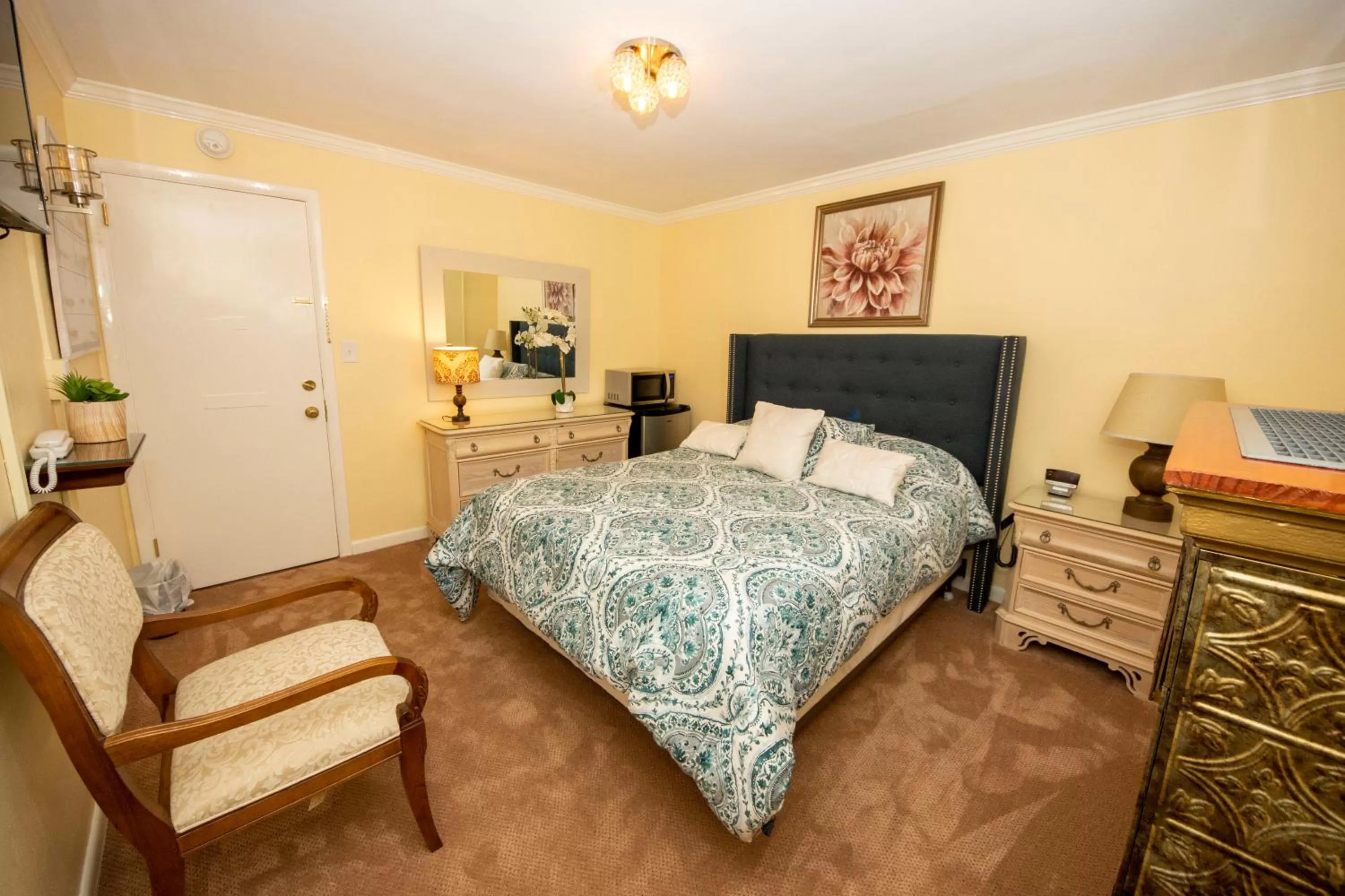 Photo of the whole room, Bed in Simmons Motel and Suites