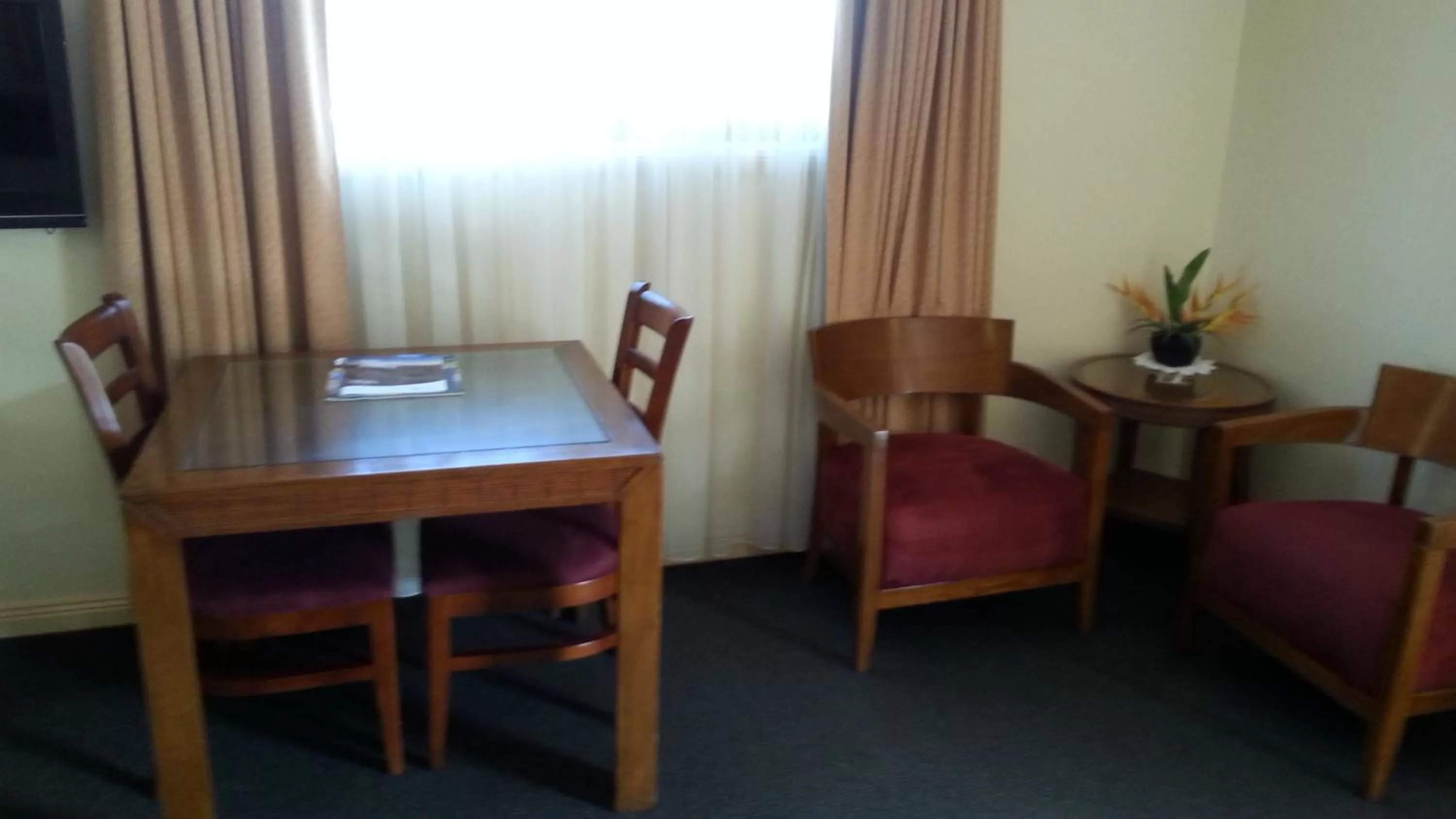 Seating area in Armidale Pines Motel