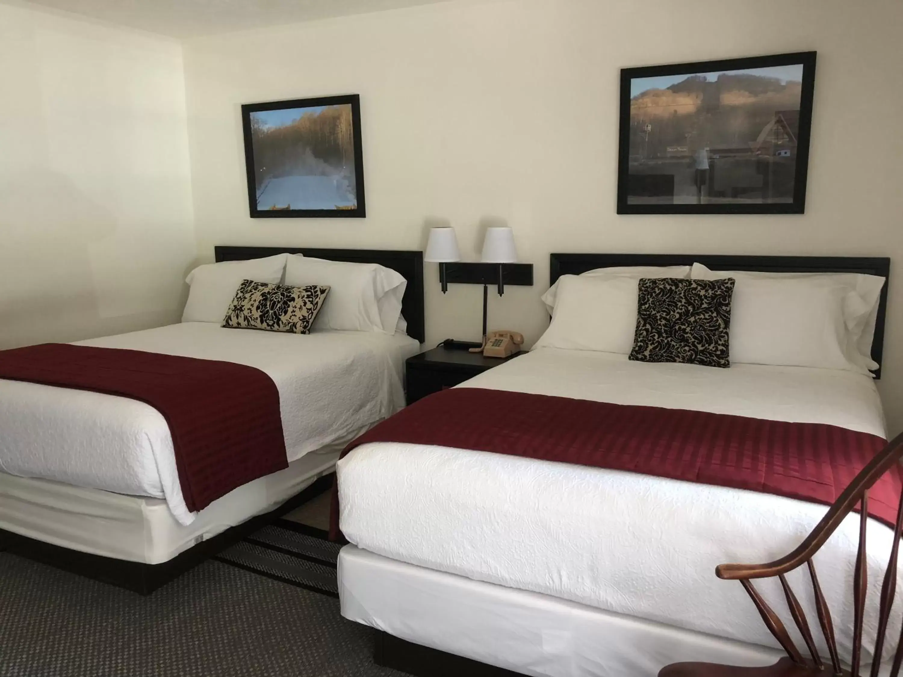 Deluxe Queen Room with Two Queen Beds in Cardinal Inn Deluxe Queen Room with Two Queen Beds in Cardinal Inn