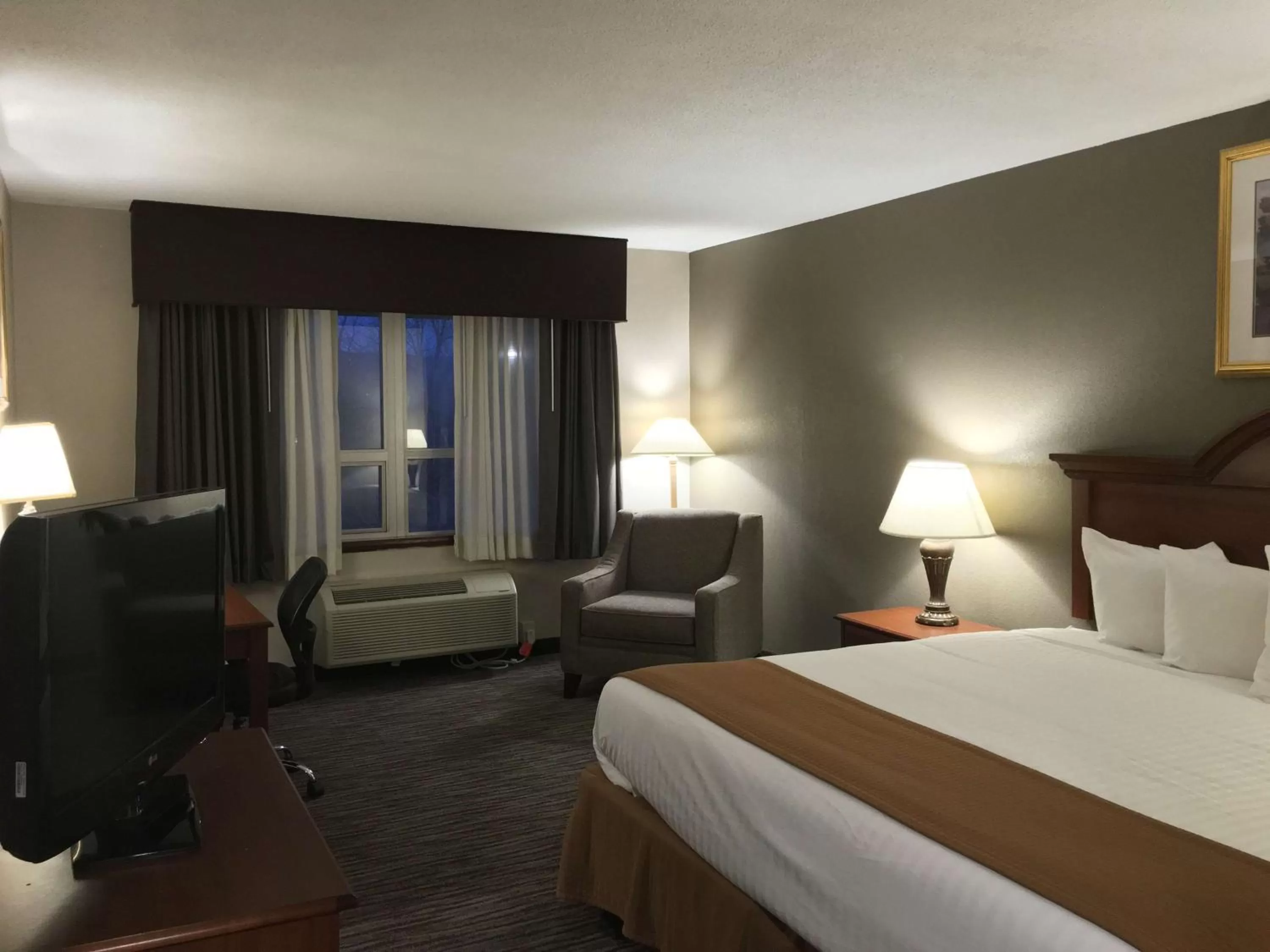 Photo of the whole room, Bed in Best Western Gateway Adirondack Inn