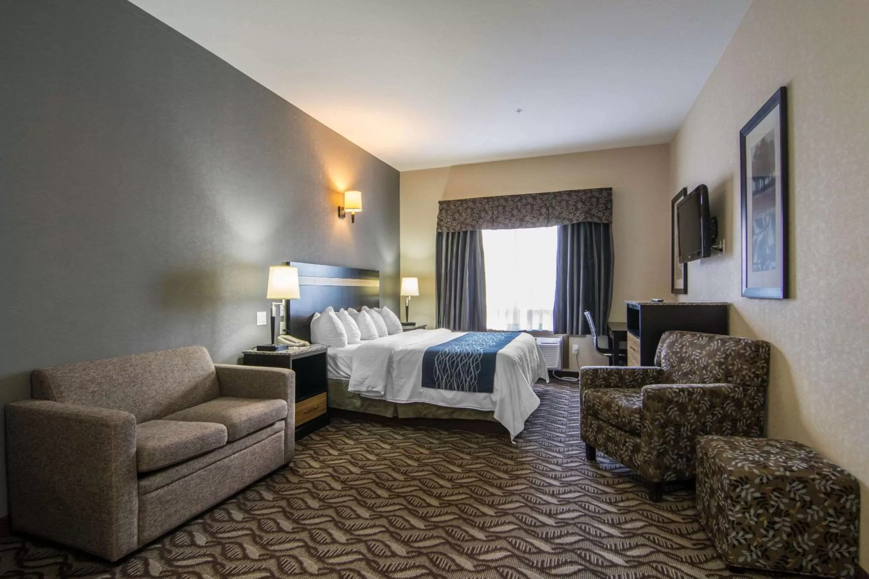 Photo of the whole room, Bed in Comfort Inn & Suites