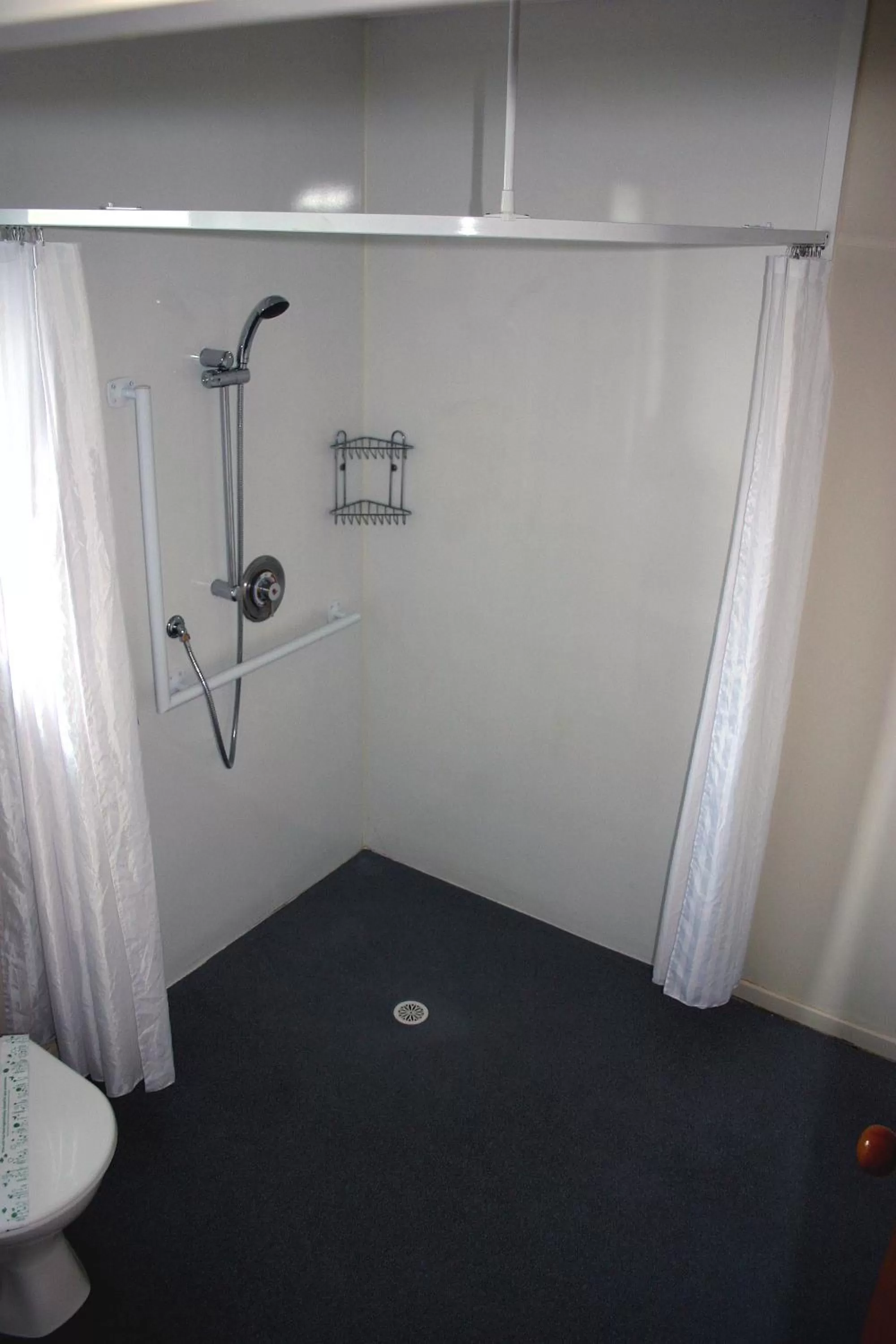 Bathroom in Aston Court Motel