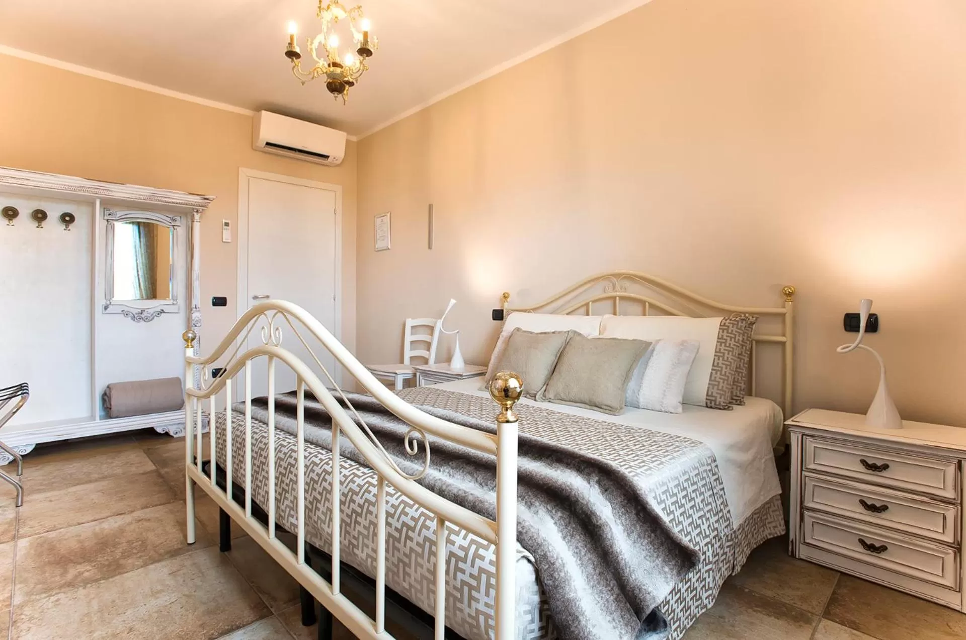 Bed in Villa Malvasio Pool and Jacuzzi Room Sassari