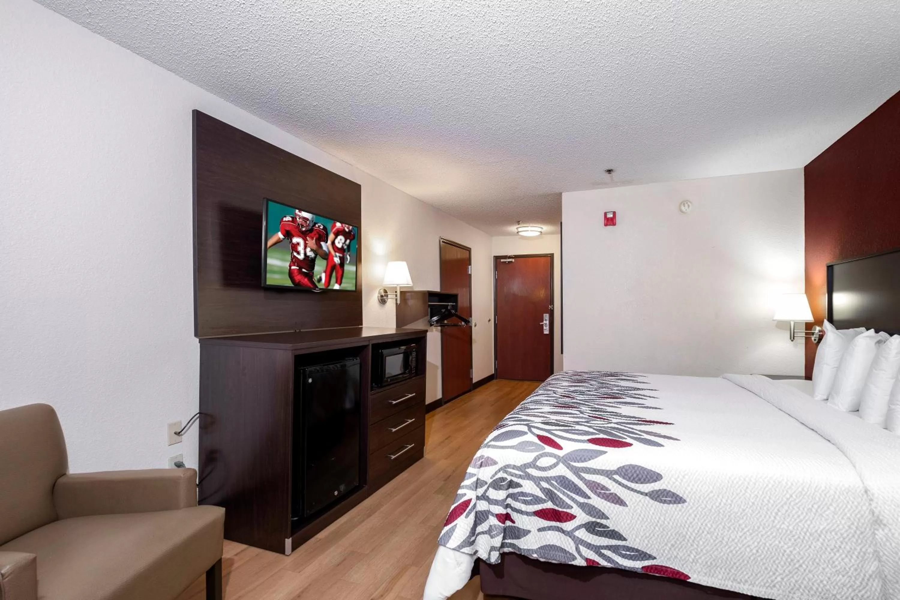 Photo of the whole room, Bed in Red Roof Inn & Suites Dover Downtown
