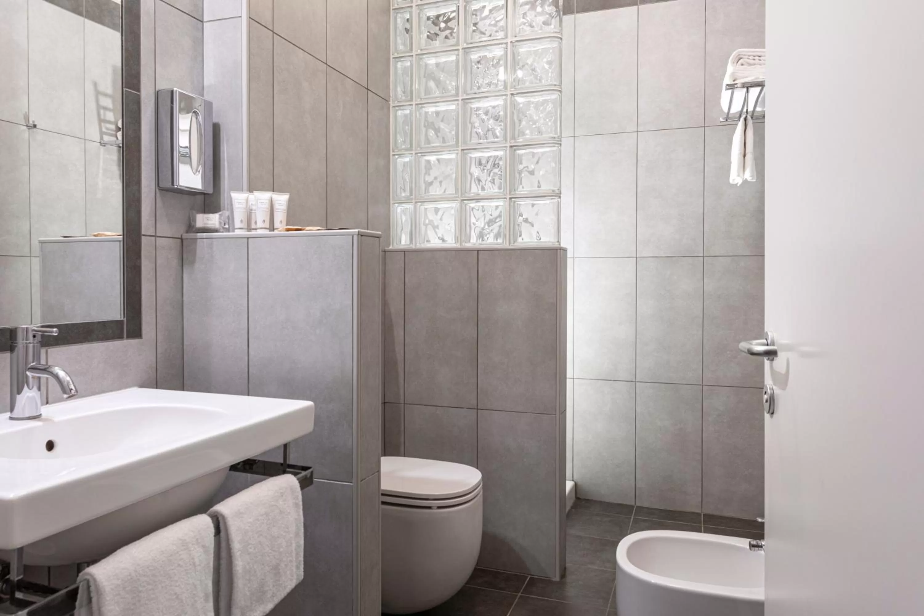 Shower in BEST WESTERN Titian Inn Hotel Treviso