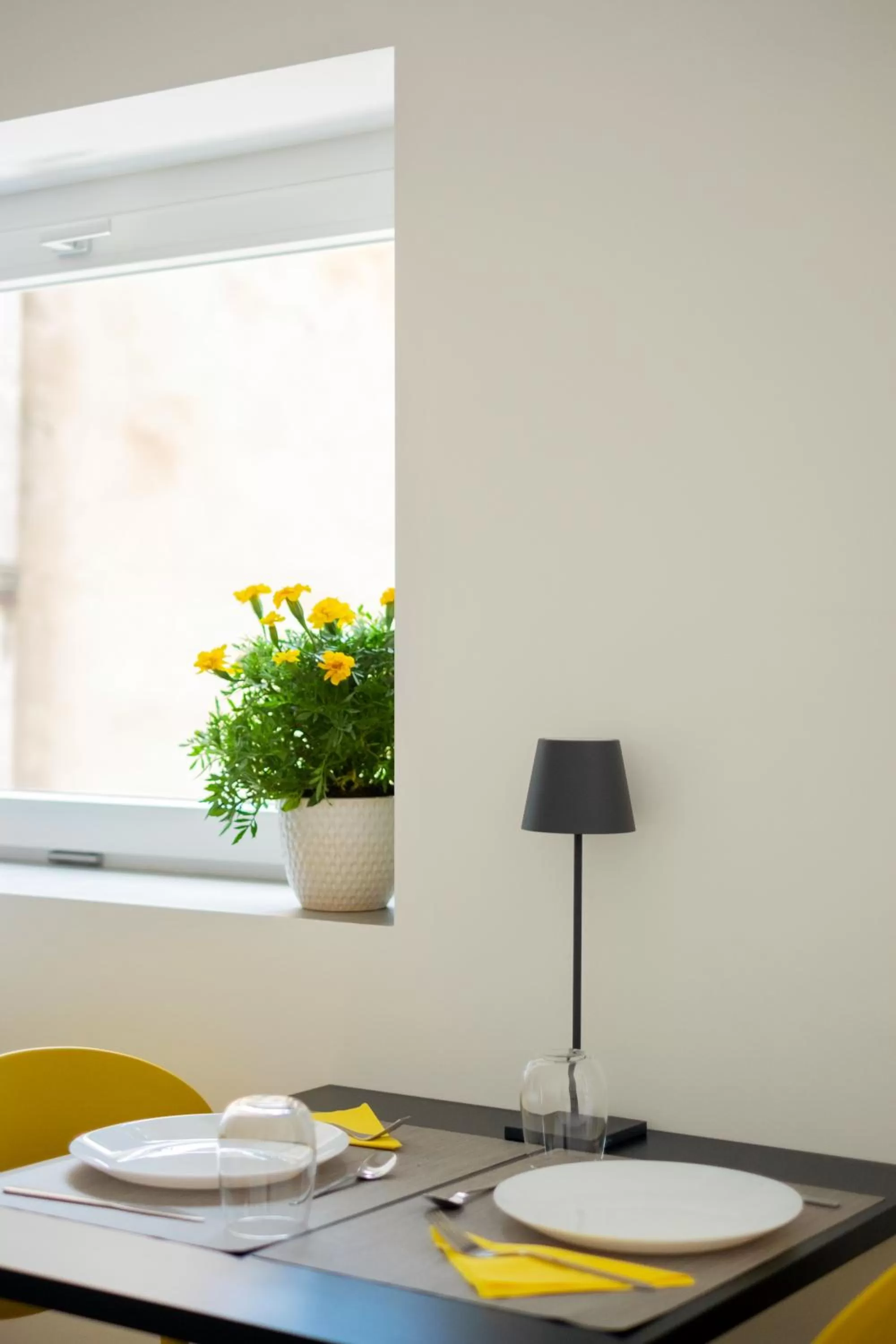 Communal lounge/ TV room, Dining Area in Mori's b&b