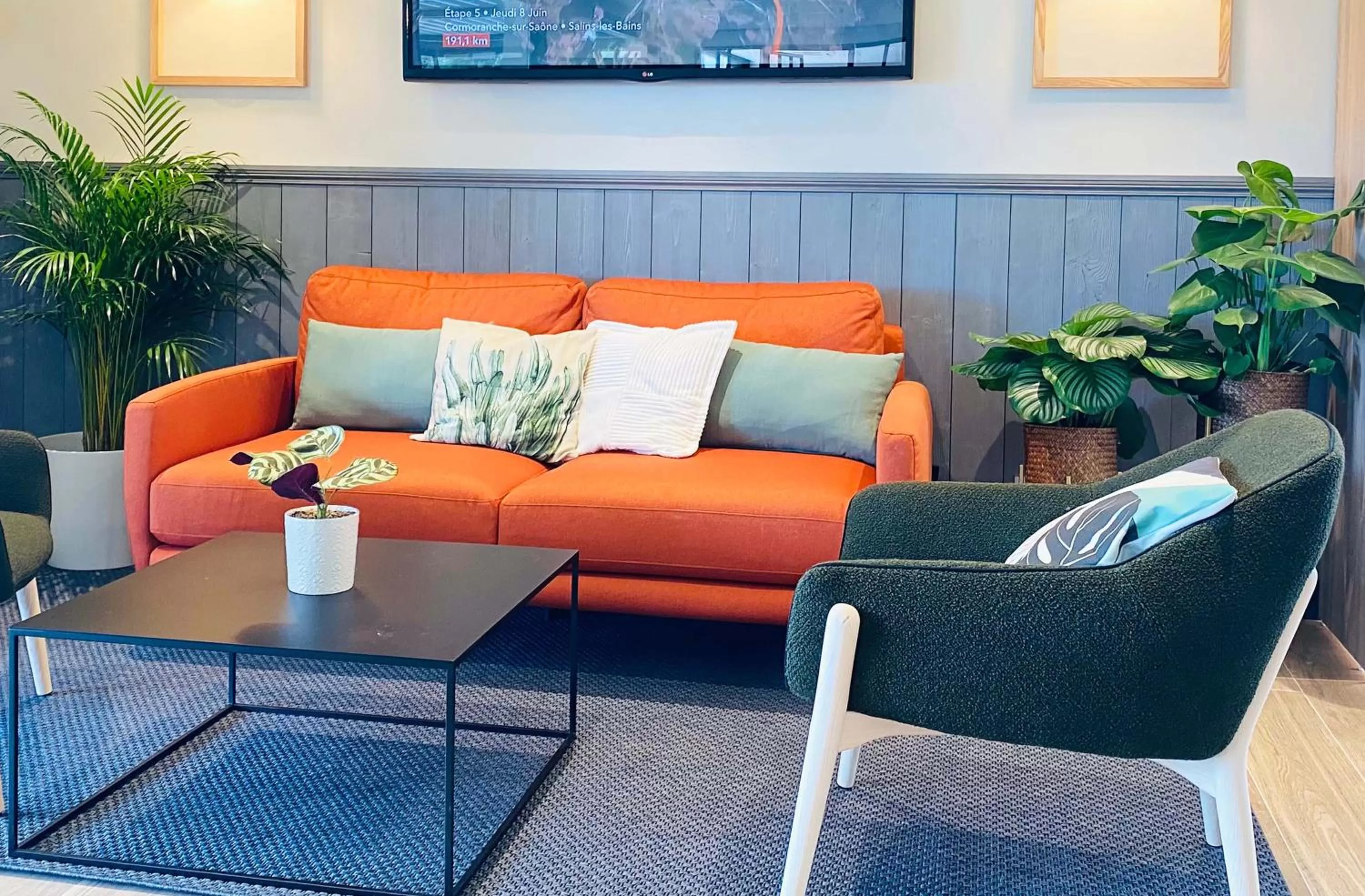 Communal lounge/ TV room in Campanile Bollène A7