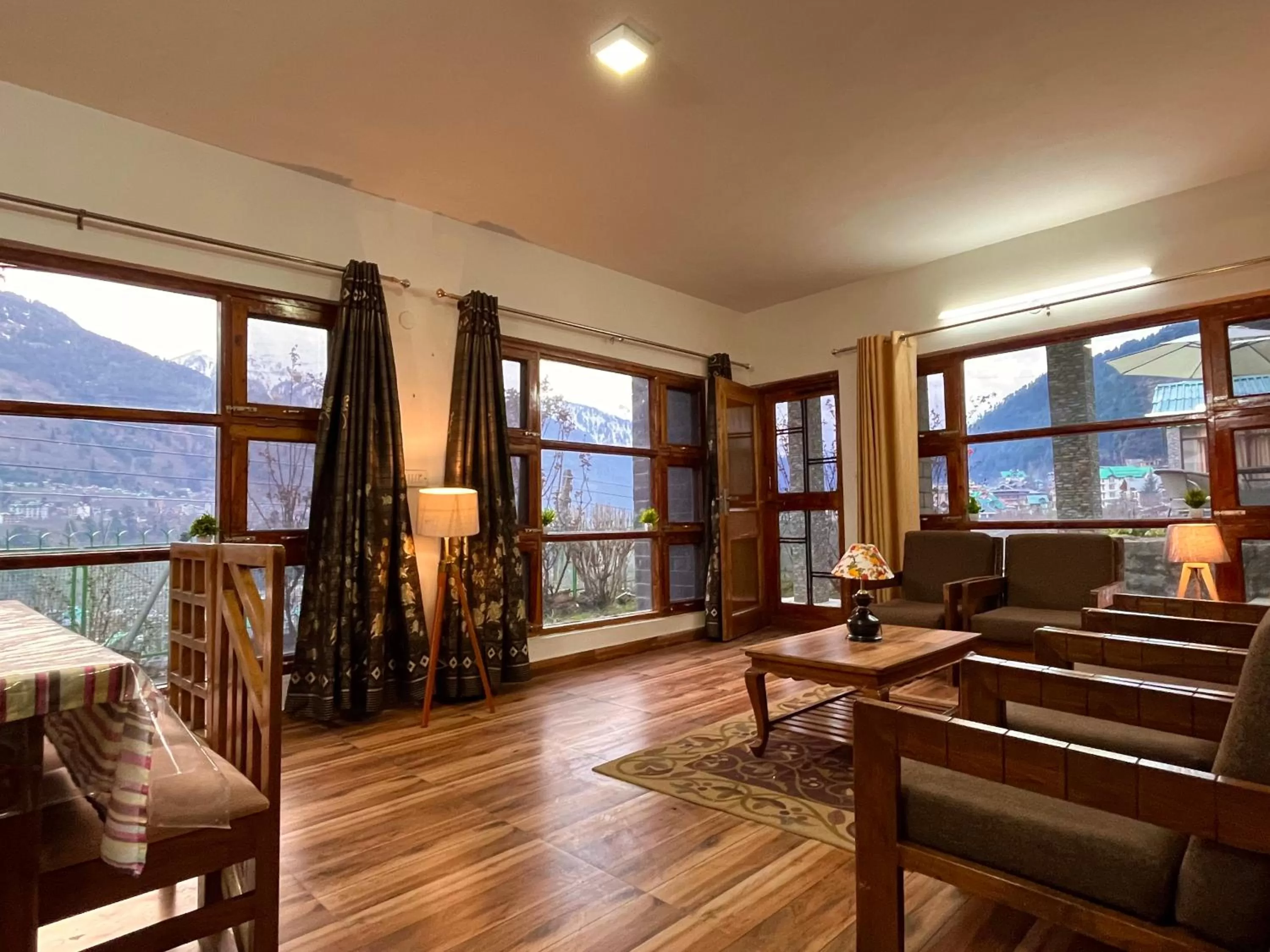 Mountain View in Himalayan Nomad Cottage, Manali