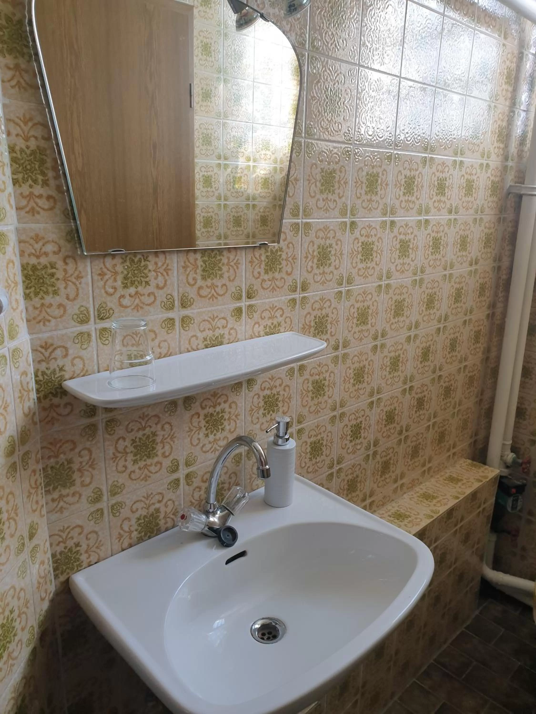 Bathroom in Gasthof Drei Linden