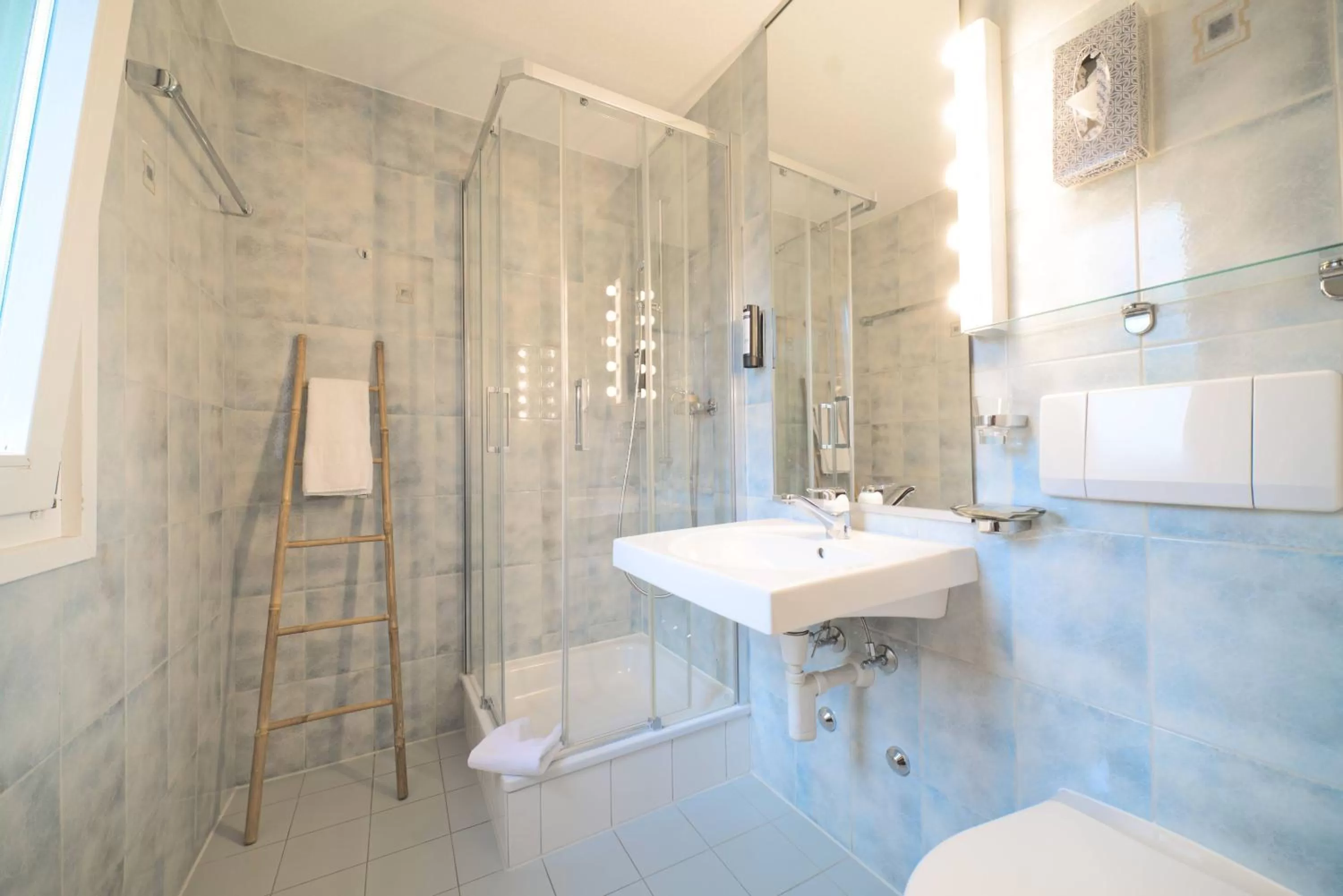 Shower in Tulip Inn Beaulieu Lausanne