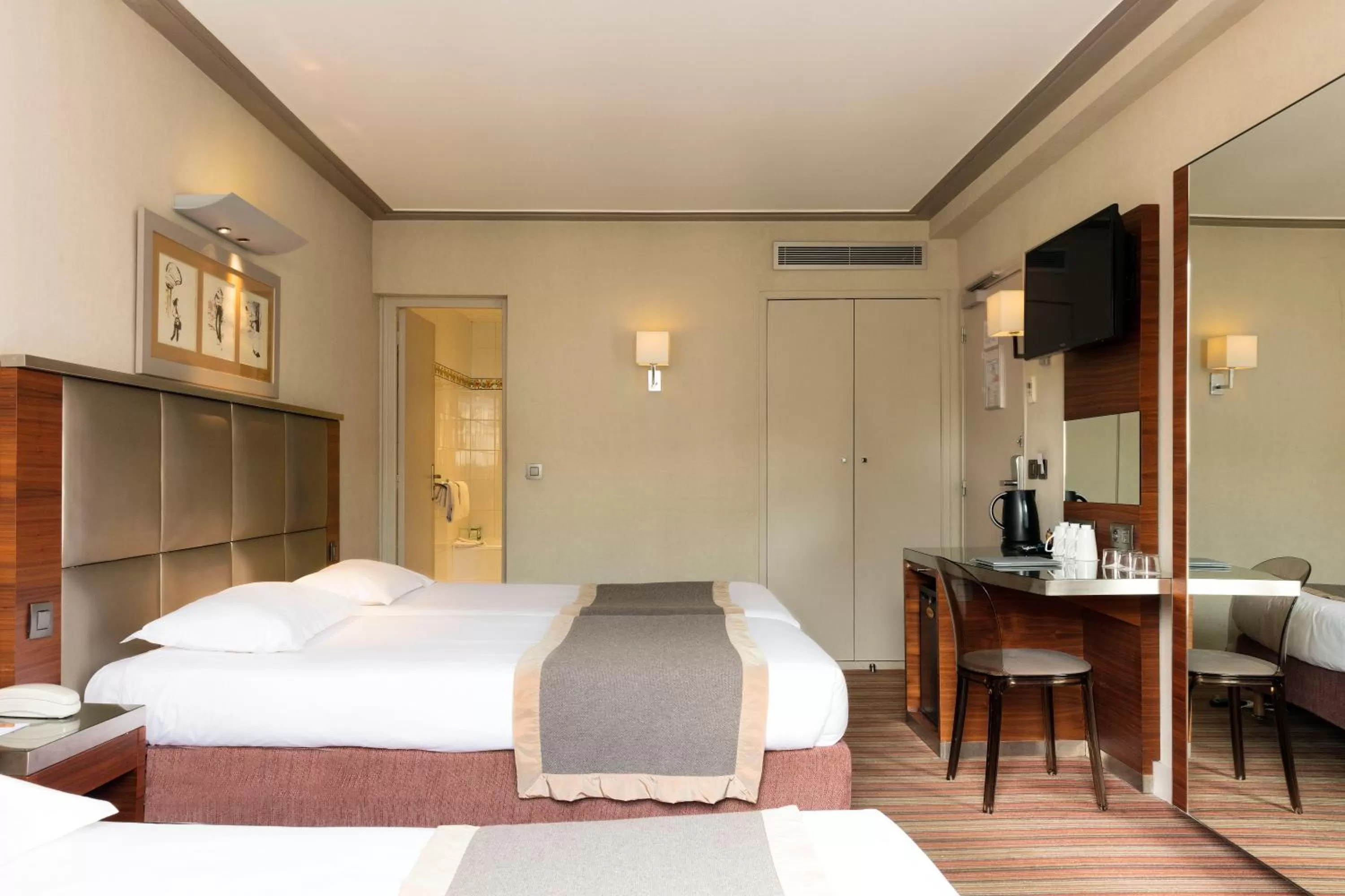 Bedroom, Bed in Hotel Berne Opera