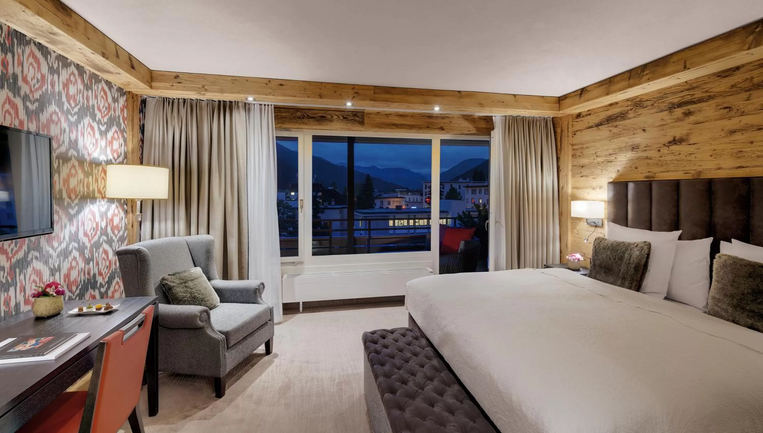 Photo of the whole room, Bed in Morosani Schweizerhof