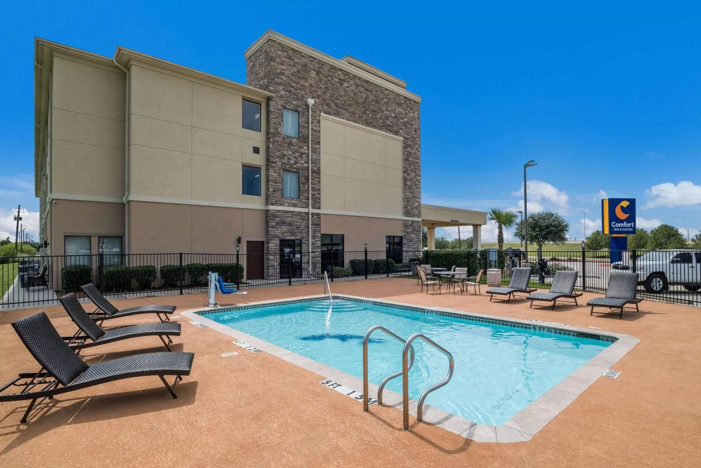 Swimming pool in Comfort Inn & Suites Victoria North