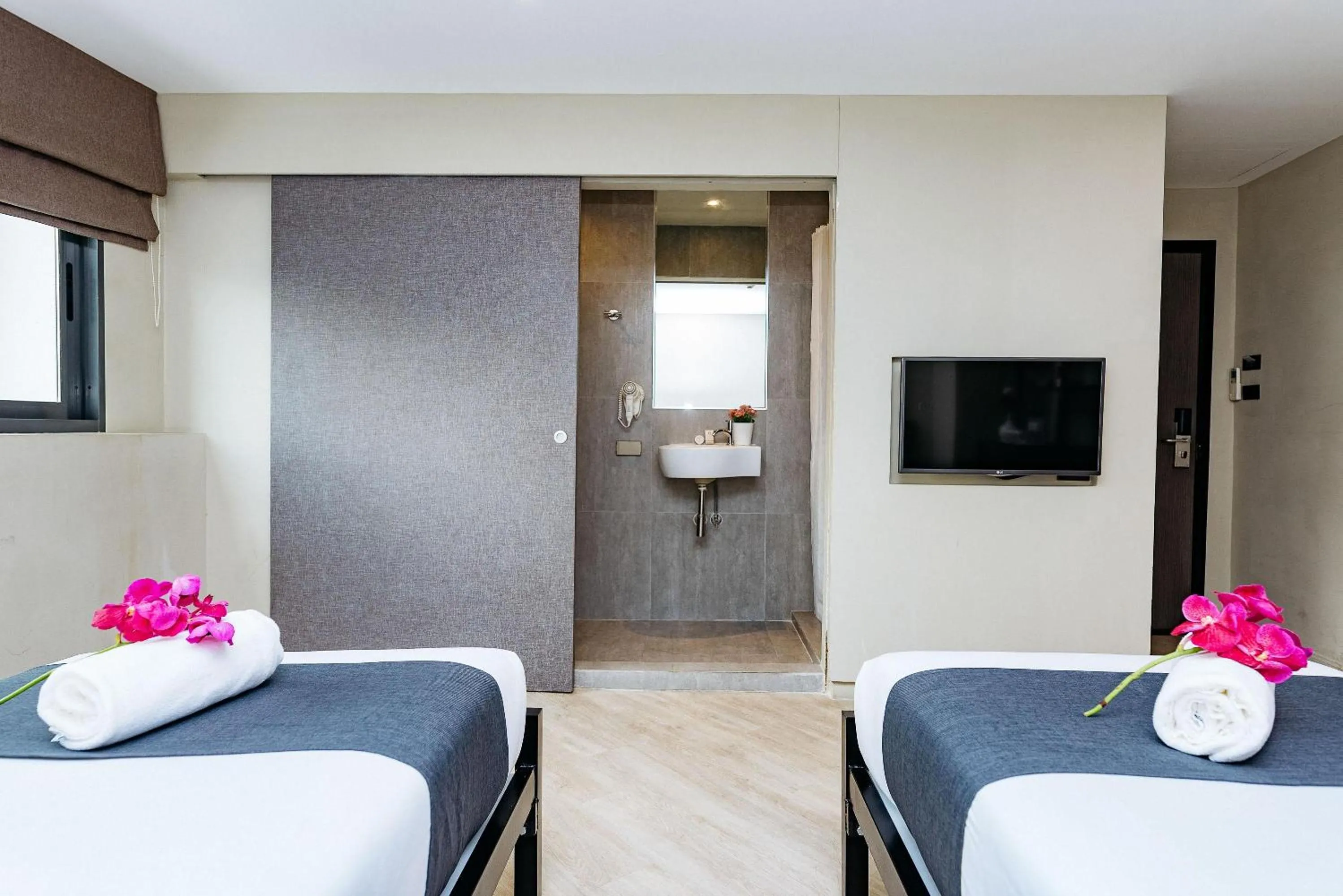 Bathroom, Bed in Lucky House Khaosan