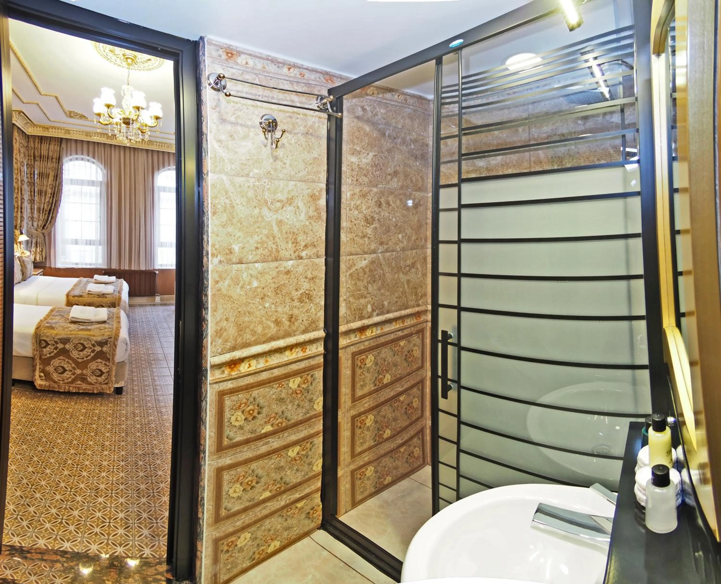 Shower, Bed in Glamour Classic Hotel Istanbul Sirkeci