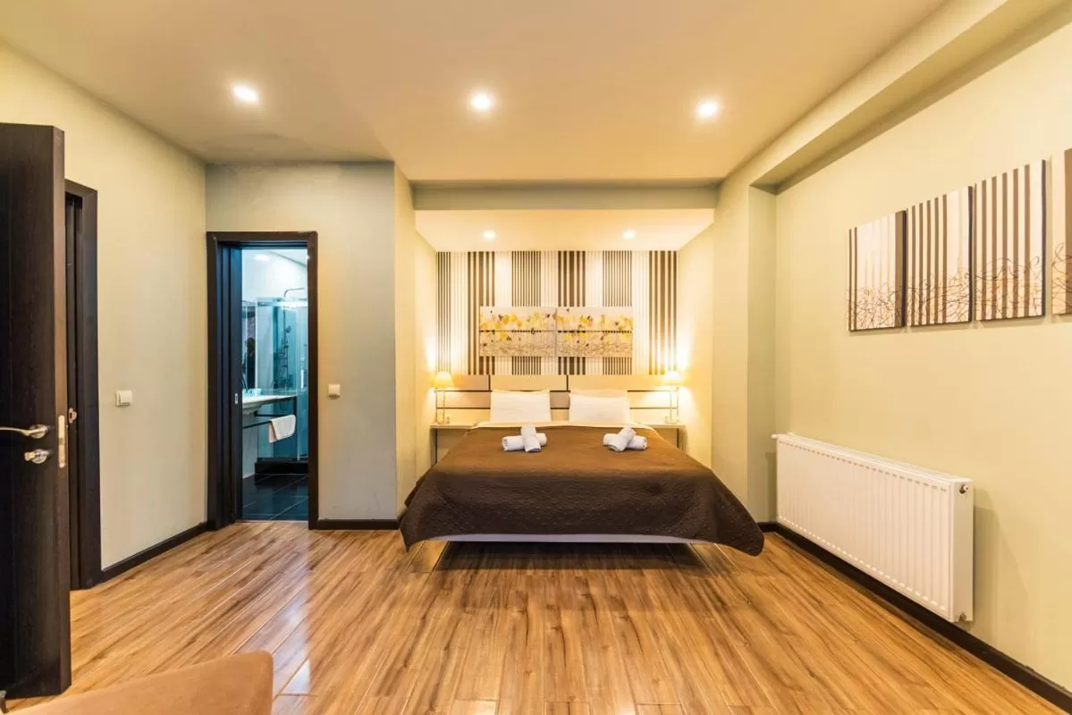 Shower, Bed in Sani Apart Hotel