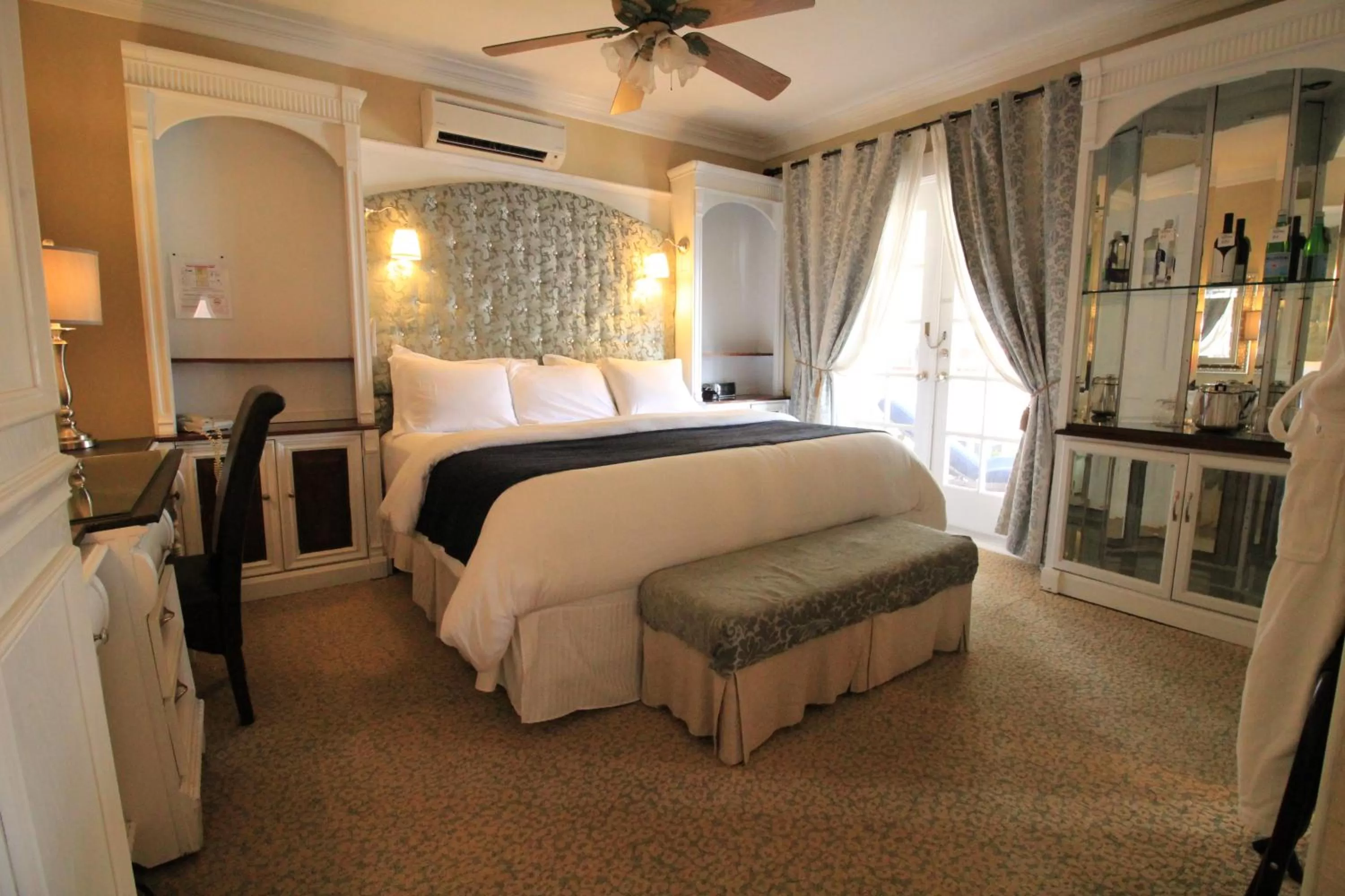 Bed in The Riverview Hotel - New Smyrna Beach