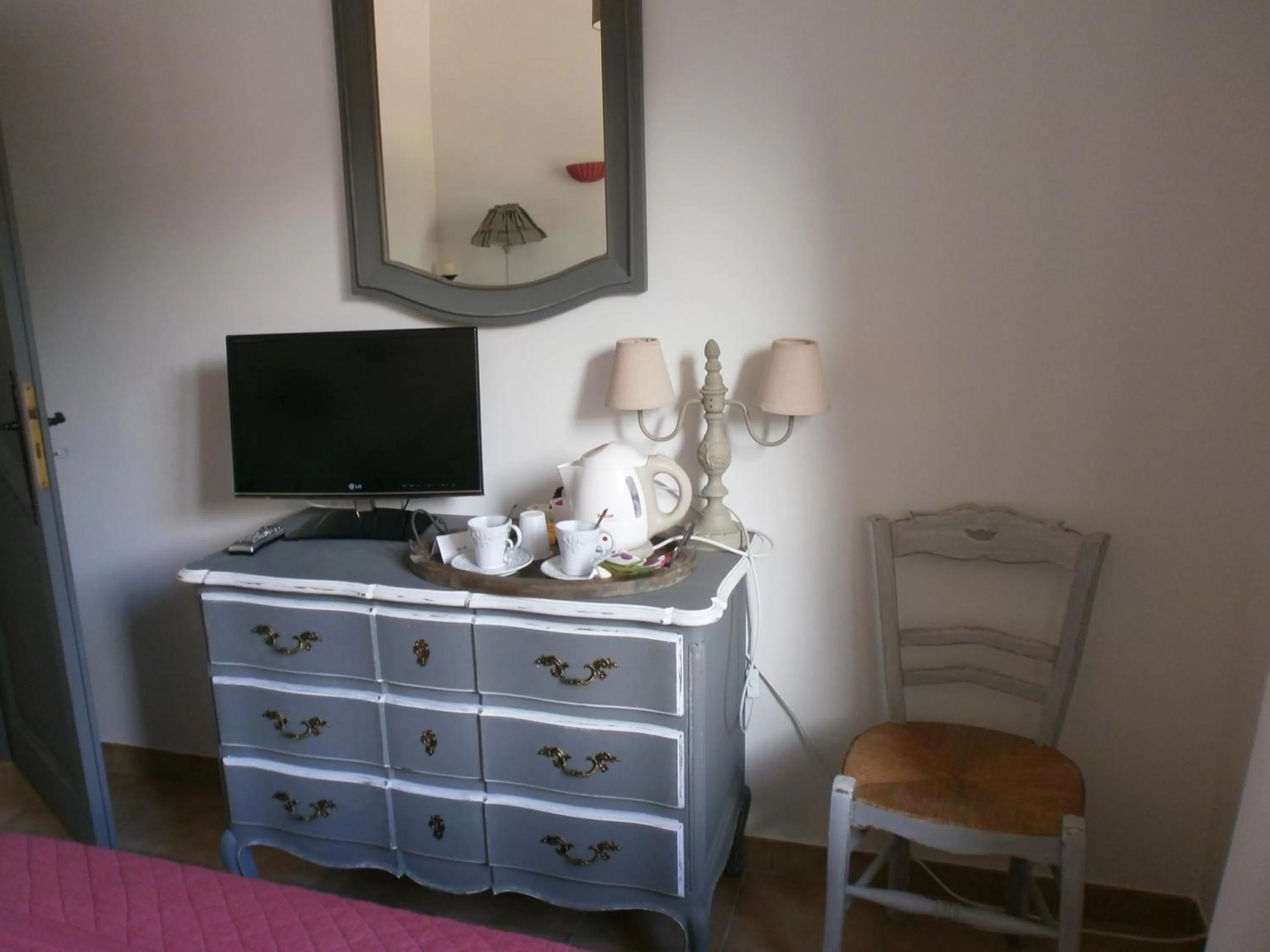 TV/Entertainment Center in L'Abrialys