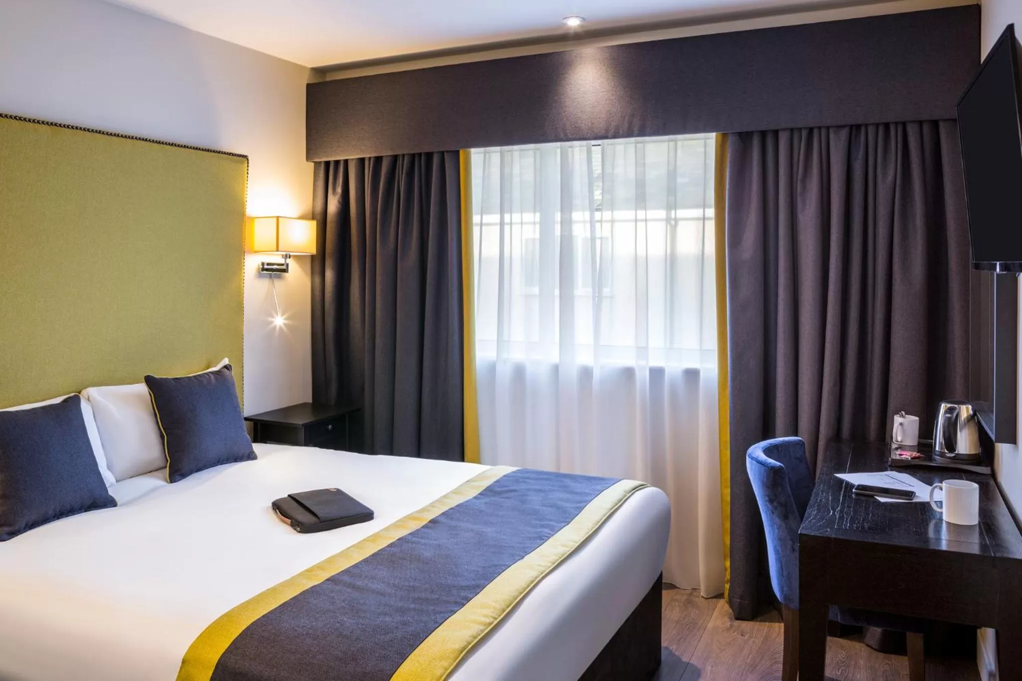 Photo of the whole room, Bed in Mercure Newbury West Grange Hotel