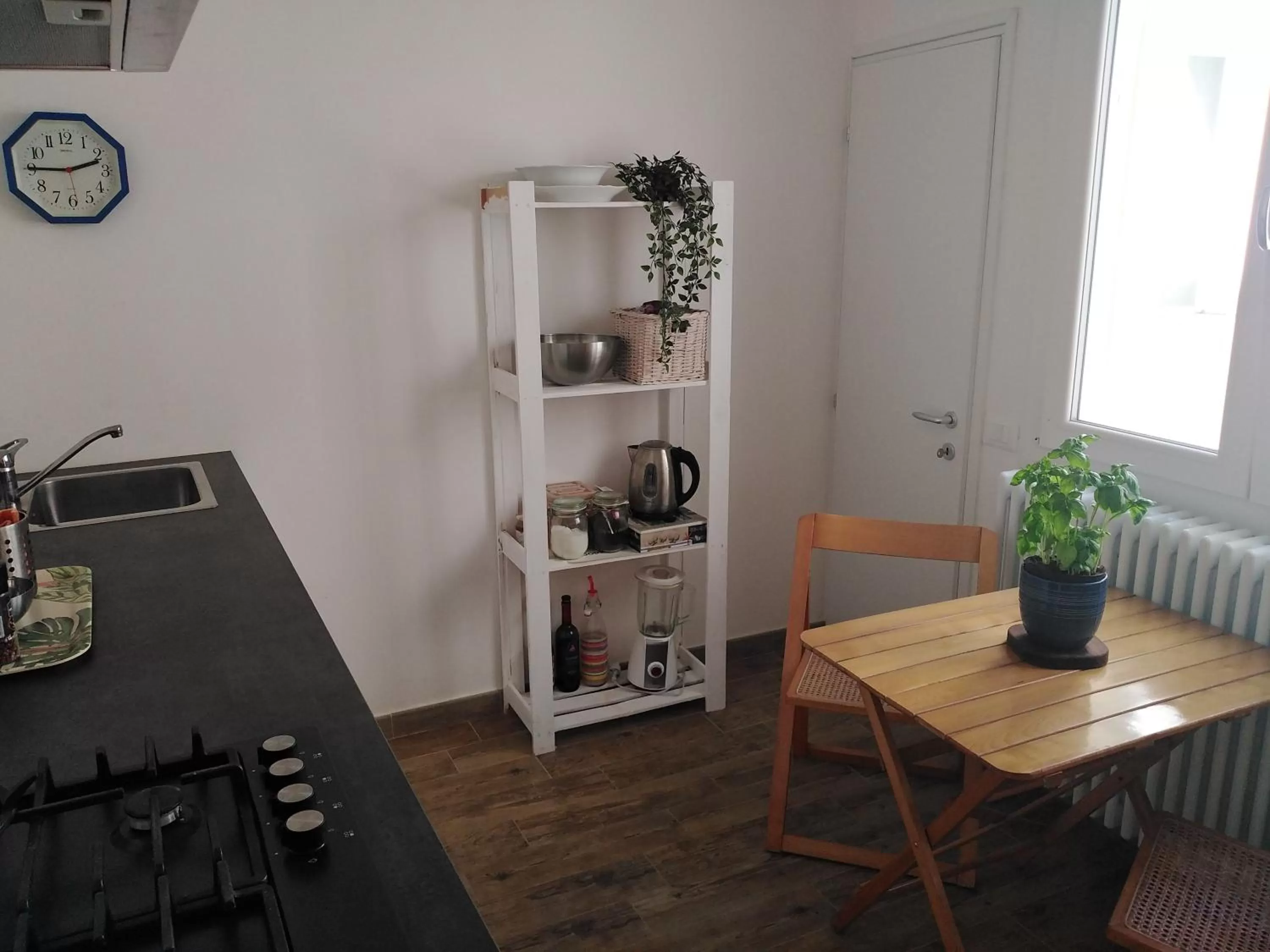 Kitchen or kitchenette in In San Frediano B&B