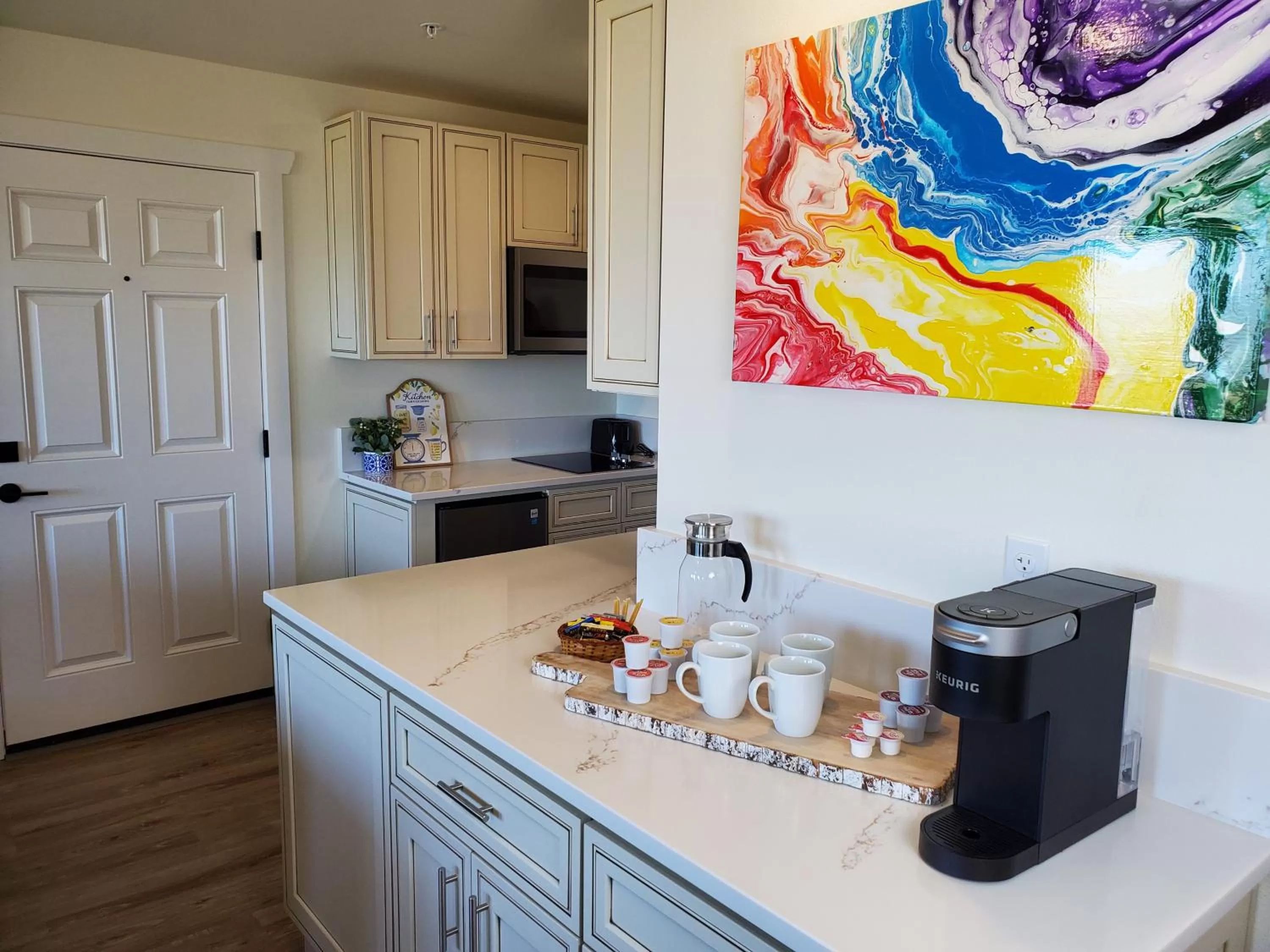 Coffee/tea facilities, Kitchen/Kitchenette in Moonstone Beach Motel