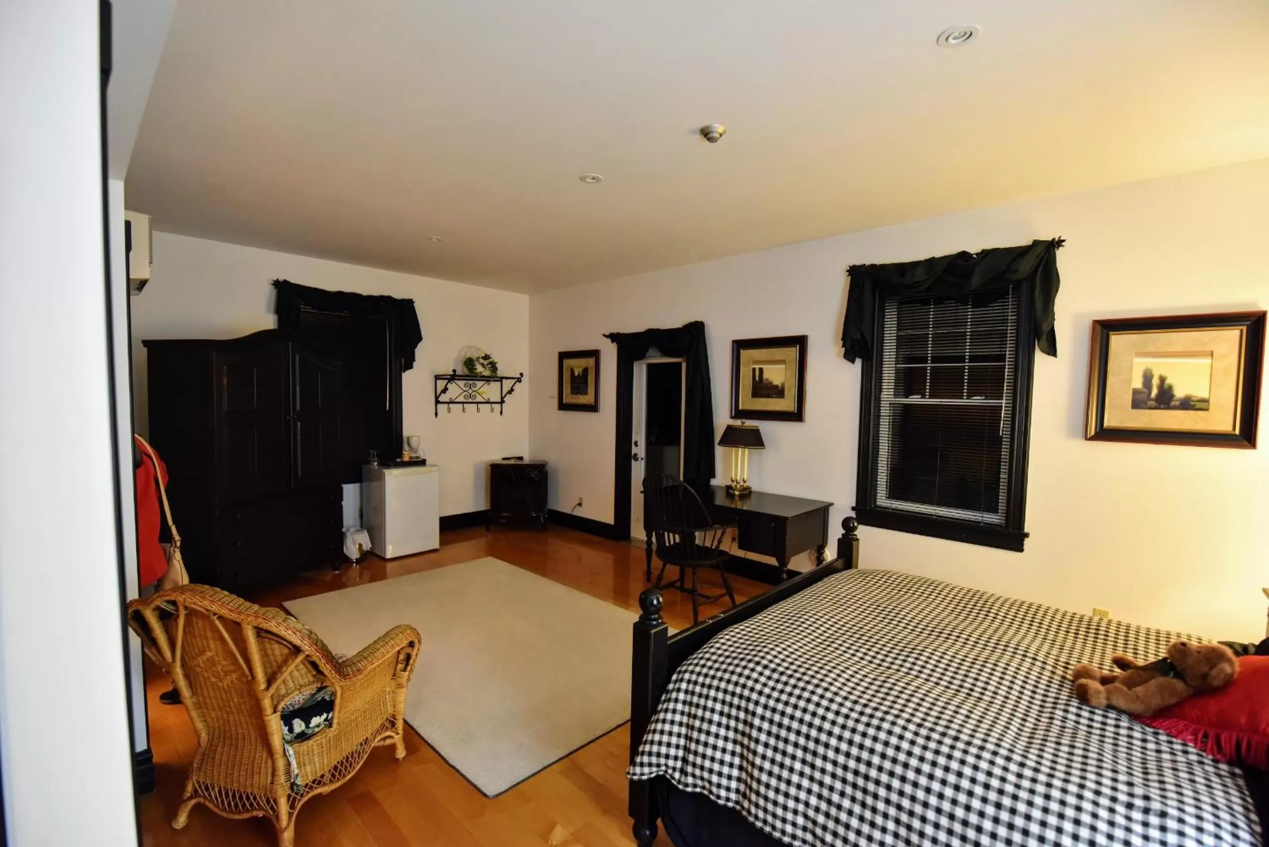 Photo of the whole room, Bed in Burleigh Falls Inn