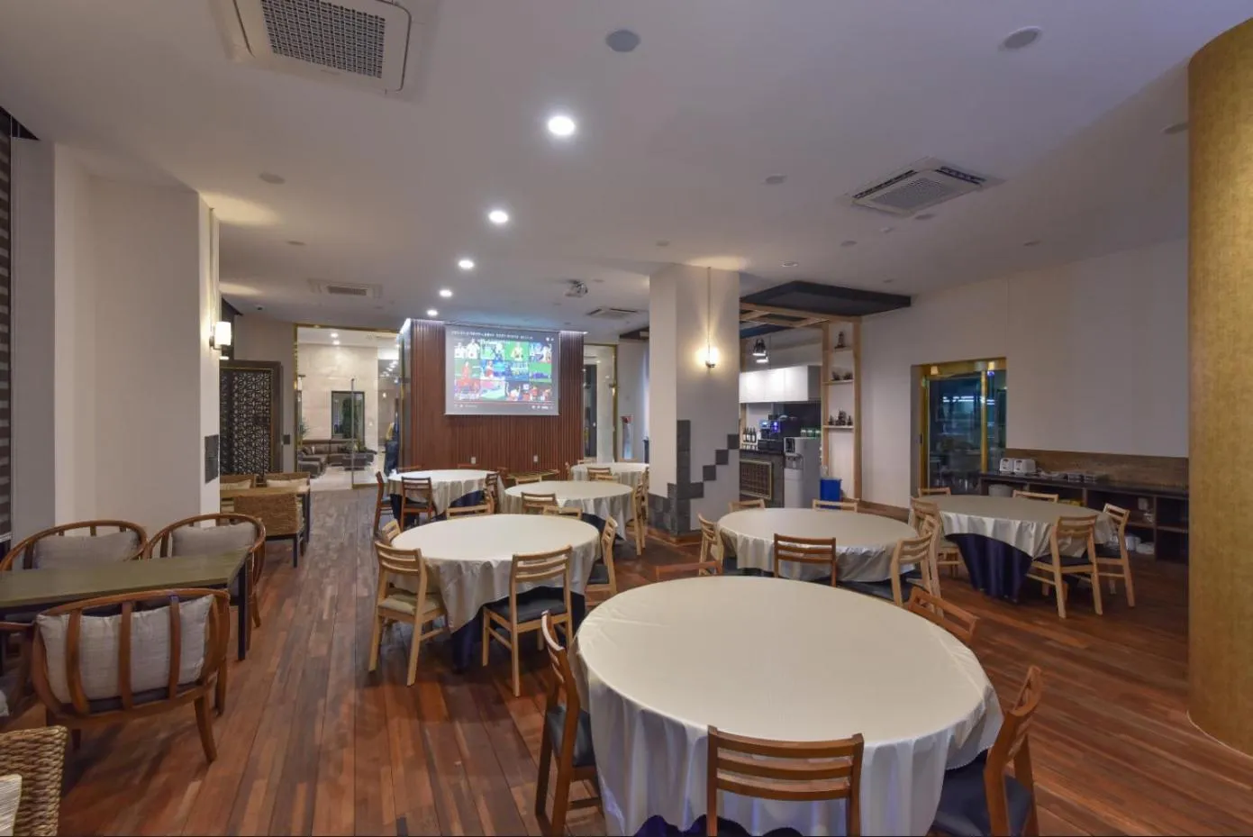 Restaurant/places to eat in Sea Moon Tourist Hotel