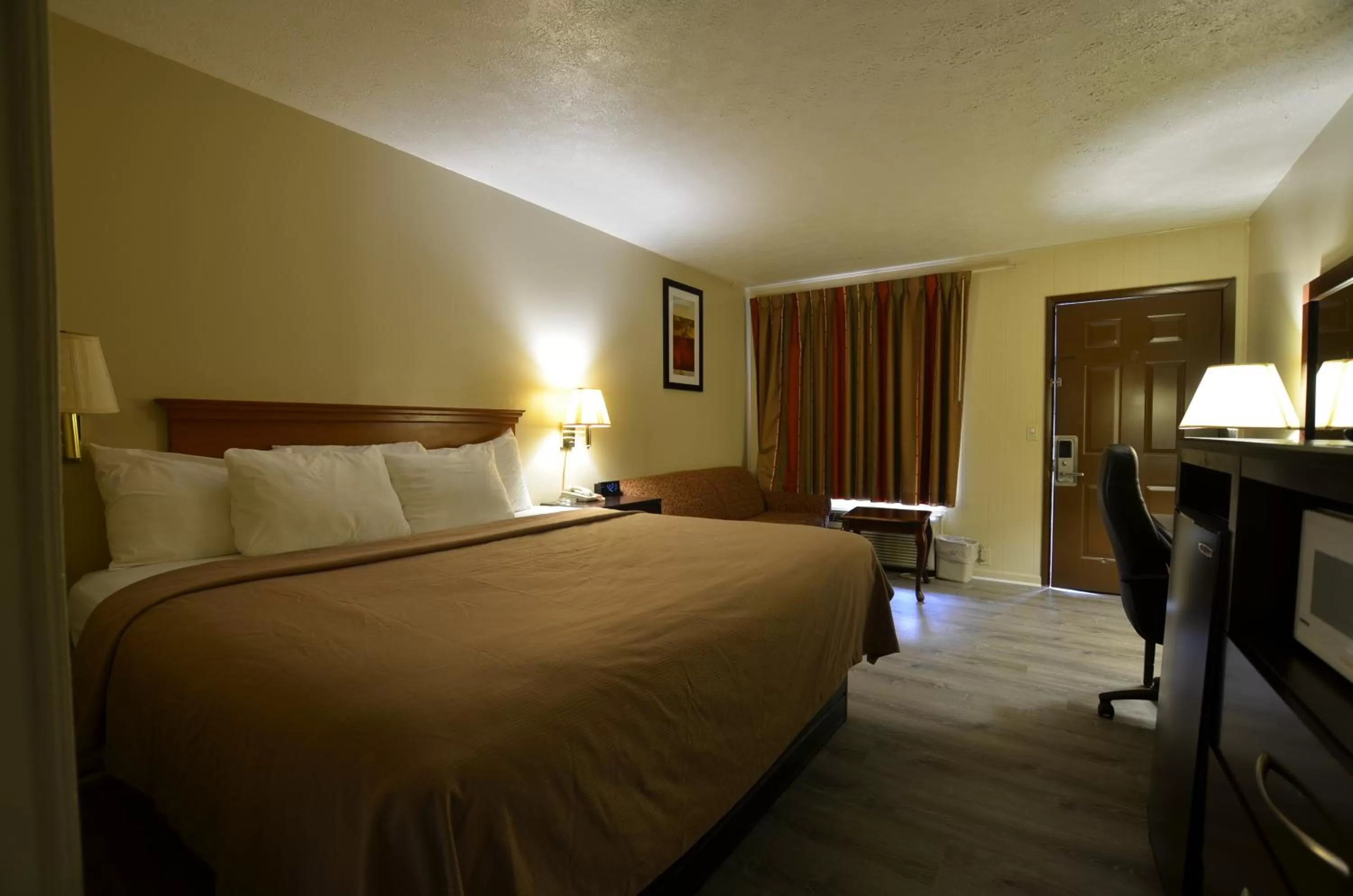 Bedroom, Bed in Travelowes Motel - Maggie Valley