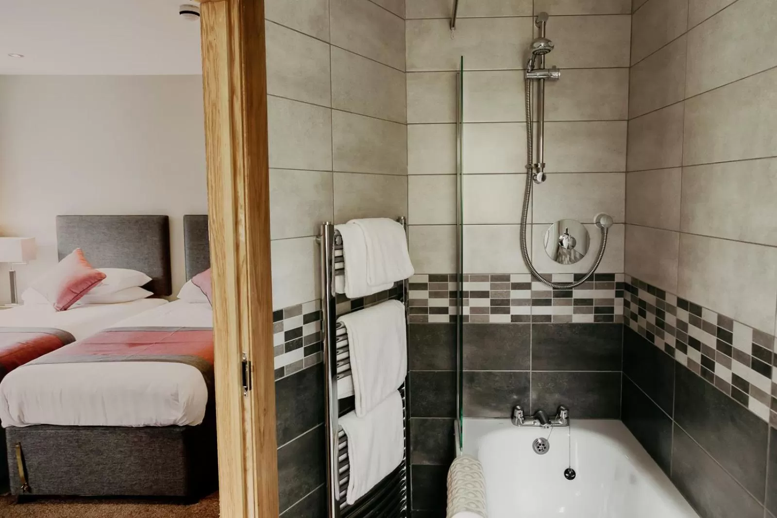 Bathroom, Bed in St. Davids Cross Hotel