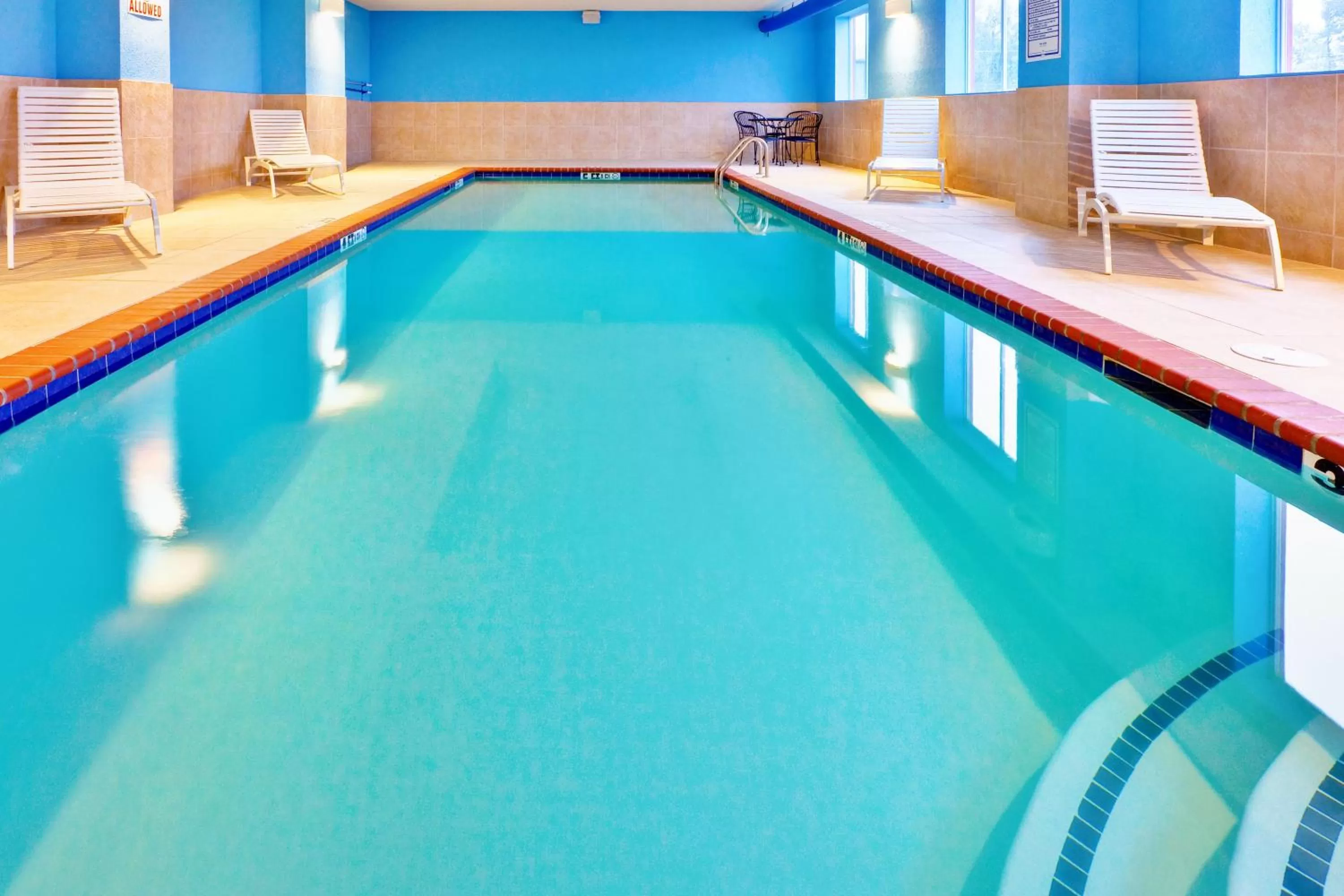 Swimming pool in Holiday Inn Express Hotel & Suites Byram by IHG