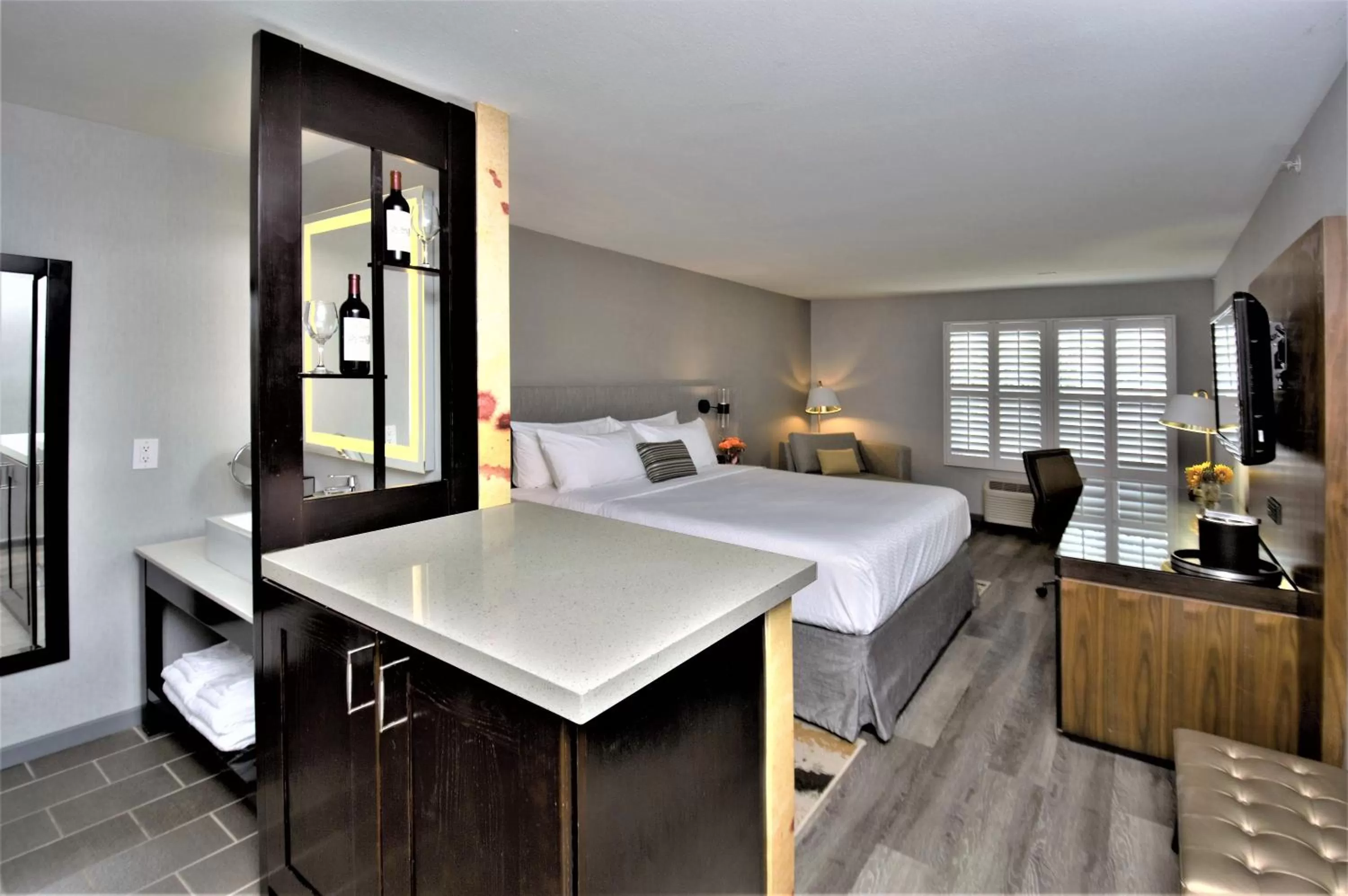 Photo of the whole room, Bed in Hotel Indigo Napa Valley by IHG