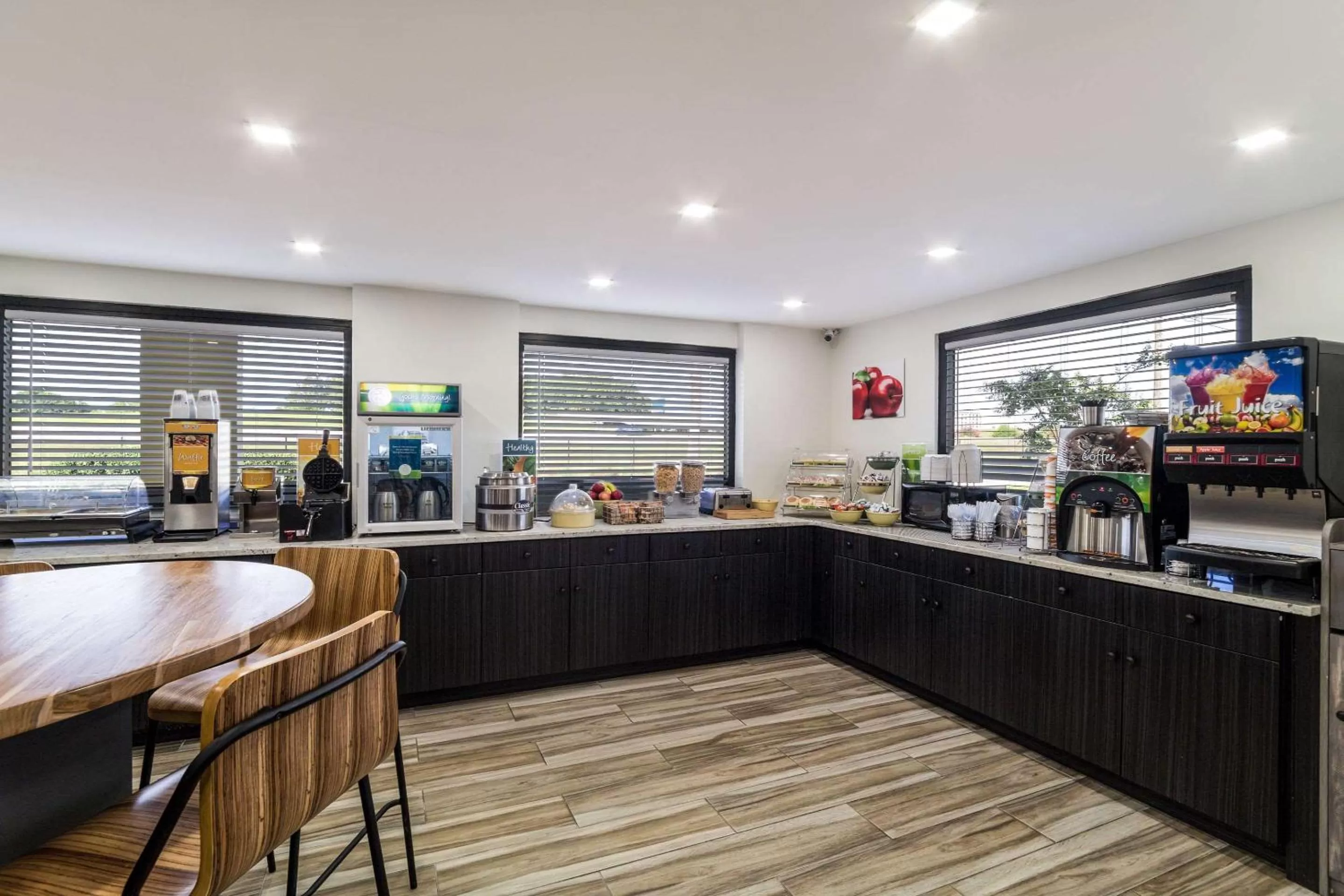 Restaurant/places to eat in Quality Inn Coliseum