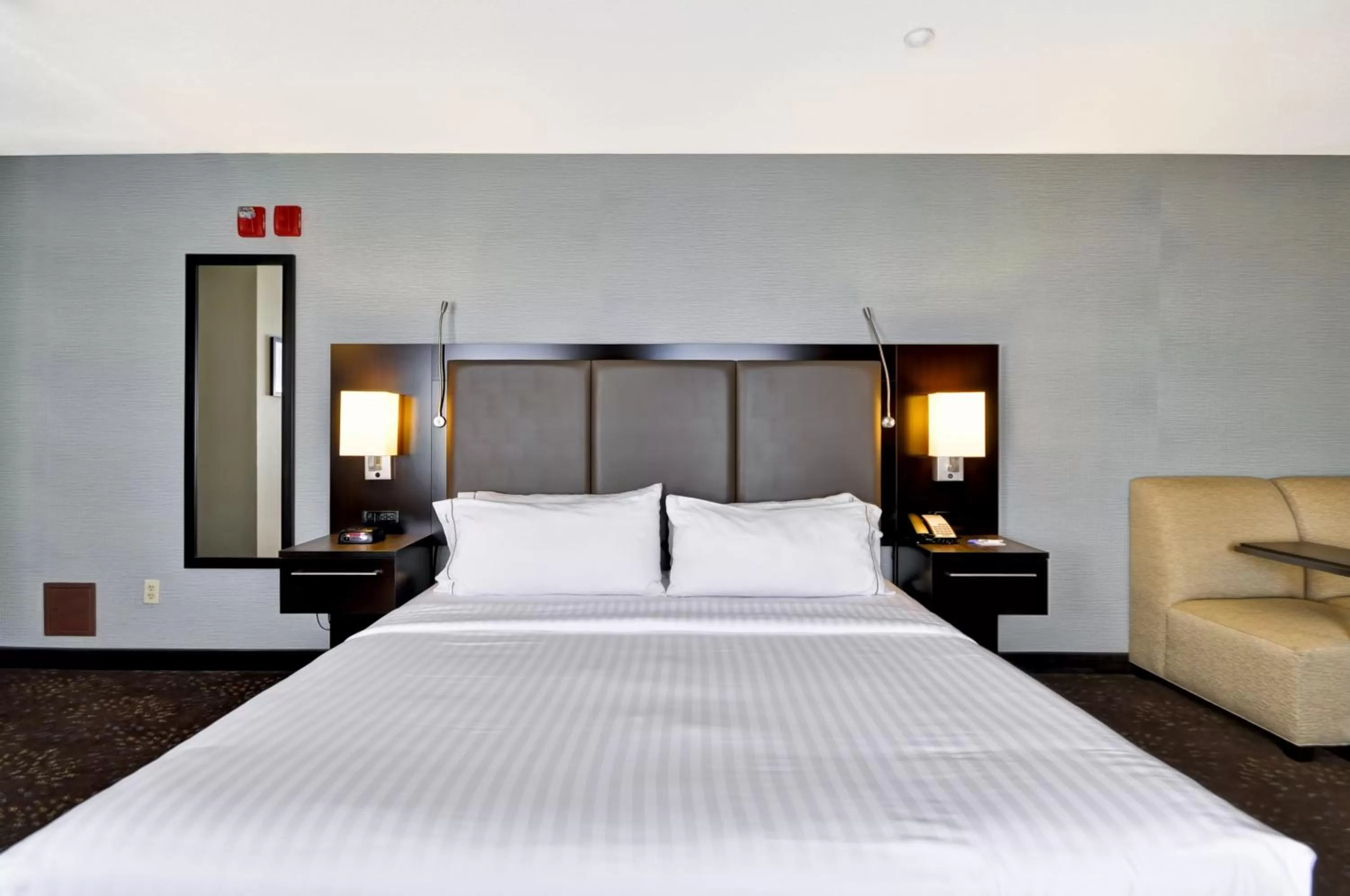 Photo of the whole room, Bed in Holiday Inn Express Romulus / Detroit Airport by IHG