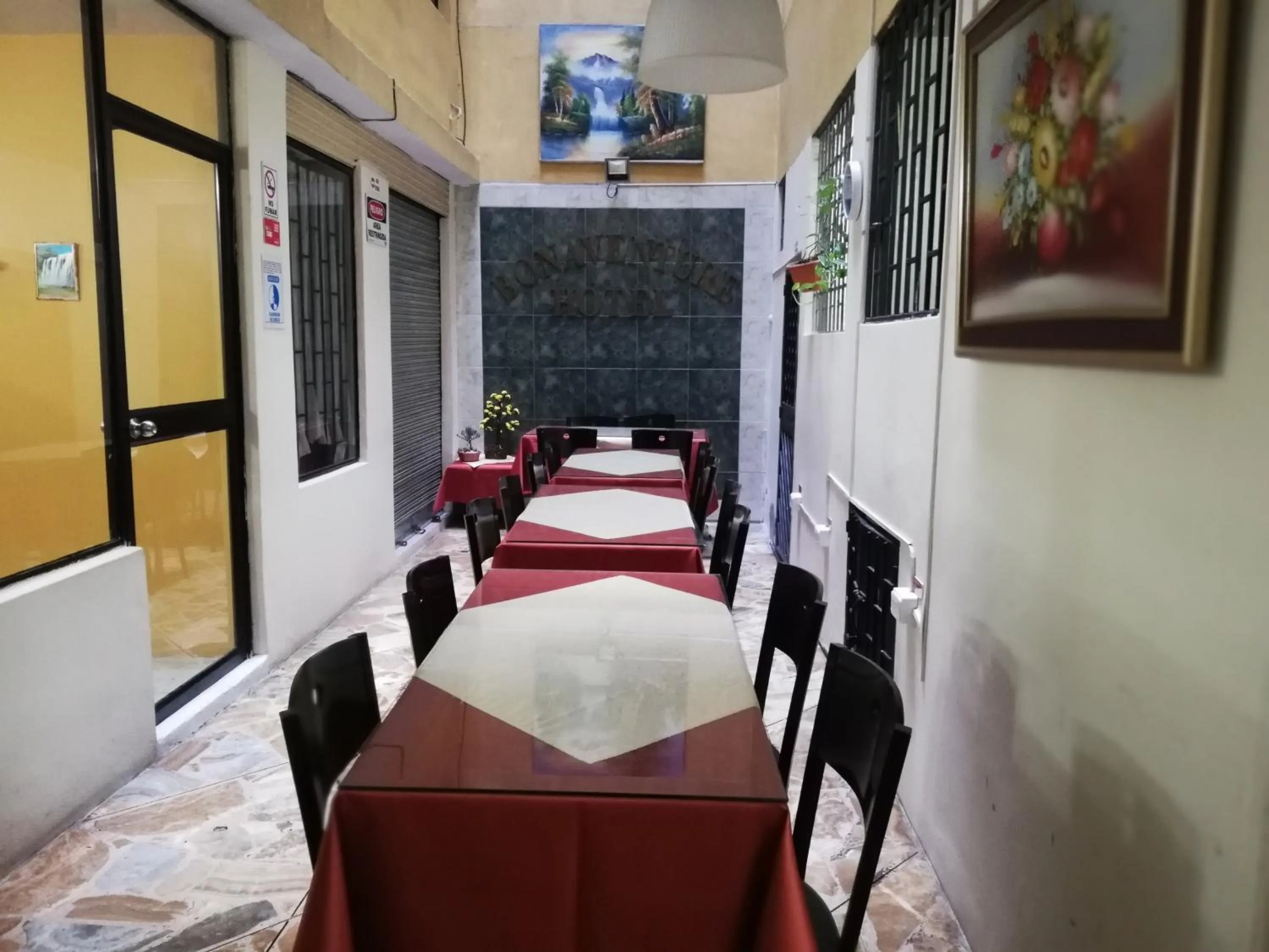 Restaurant/places to eat in Hotel Bonaventure