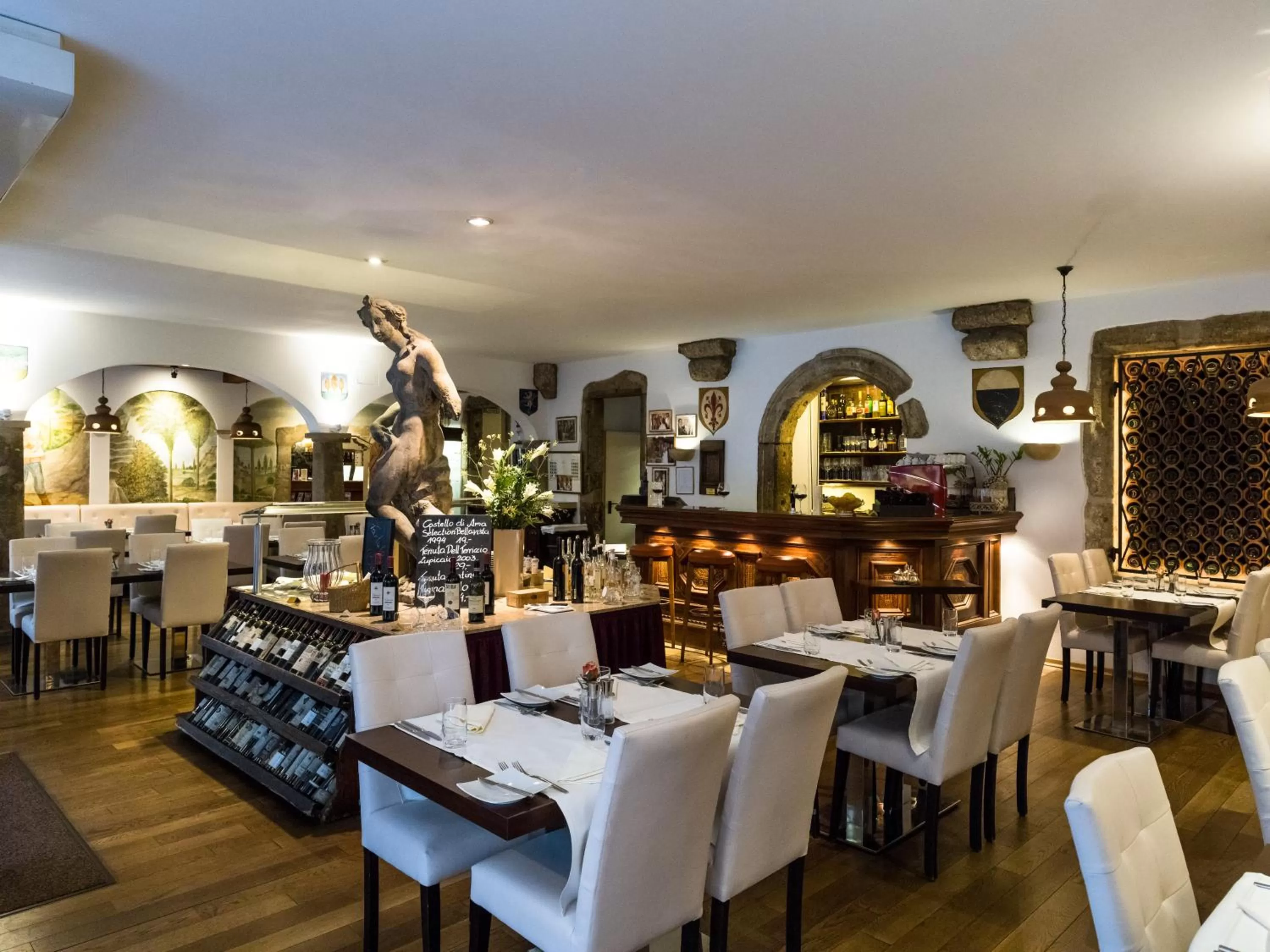 Restaurant/places to eat in Hotel Royal